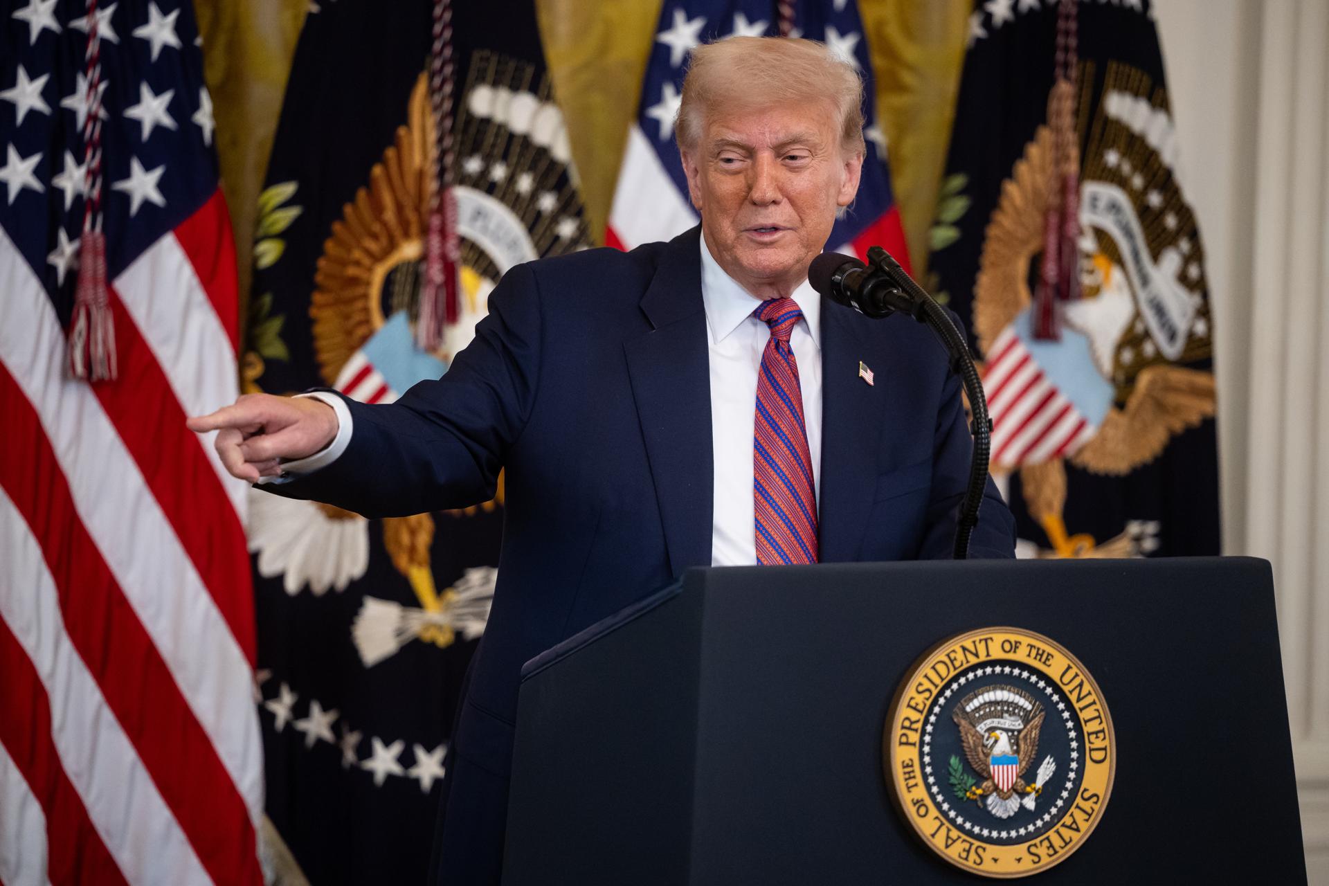 Washington (United States), 18/07/2025.- US President Donald Trump during a bill signing for cryptocurrency legislation in the East Room of the White House in Washington, DC, USA, 18 July 2025. EFE/EPA/FRANCIS CHUNG / POOL
