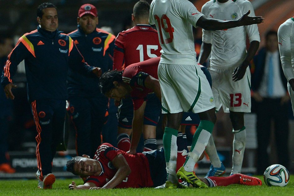 Alex Mejía salió lesionado del partido contra Senegal