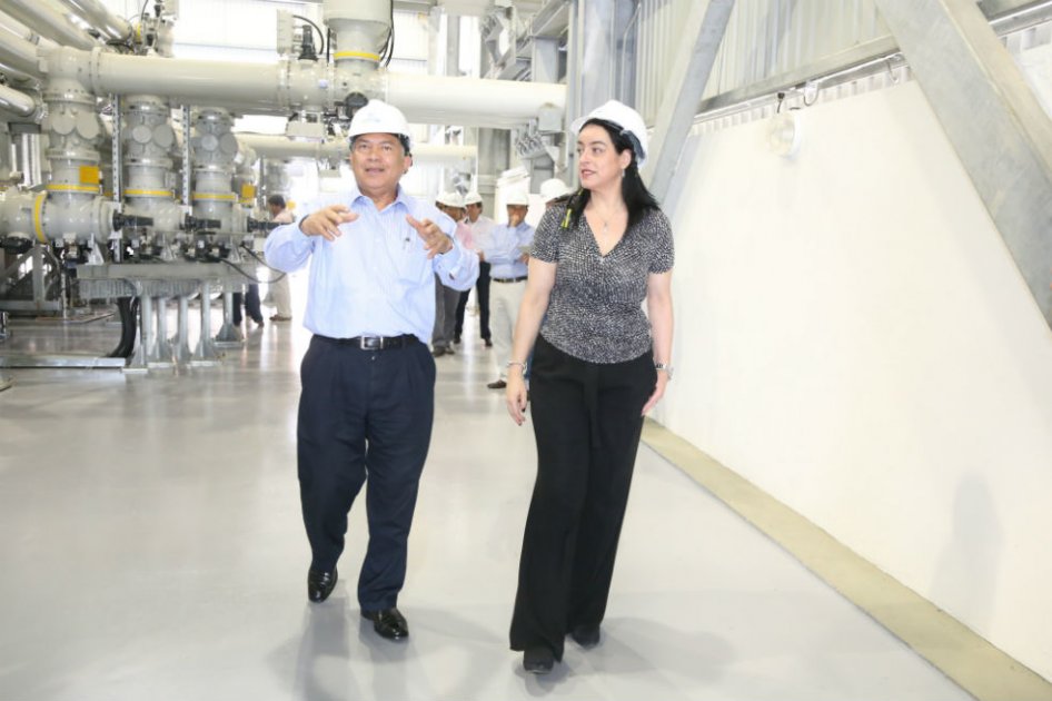 El ministro Amylkar Acosta y la presidente del Grupo de Energía de Bogotá, Sandra Fonseca