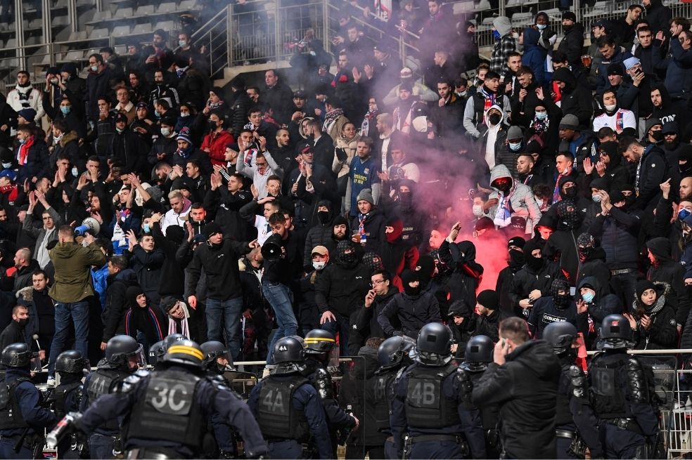 Mal comportamiento de hinchas eliminan a París FC y Lyon de la Copa de Francia