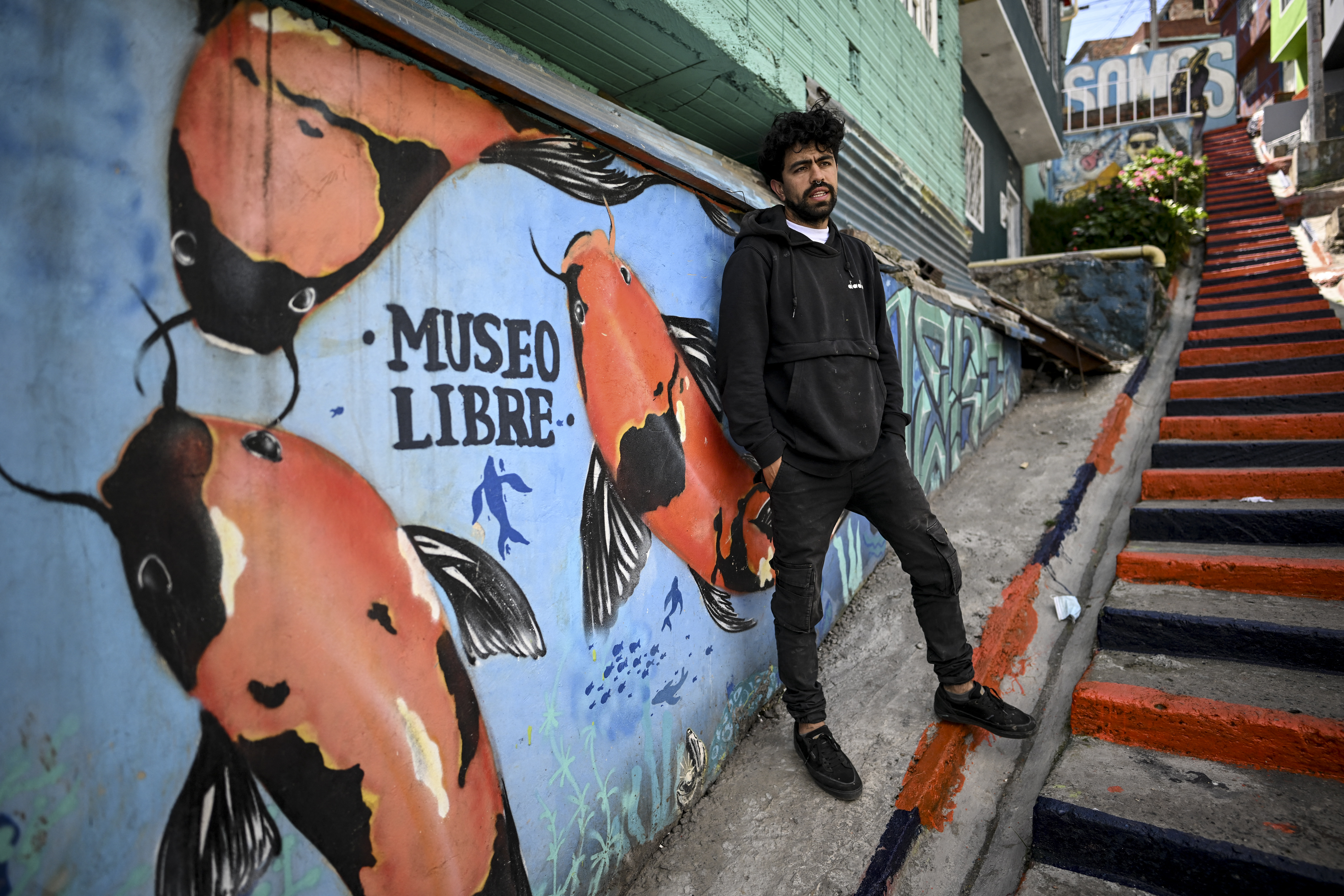 Duelo de grafitis en una barriada de Bogotá