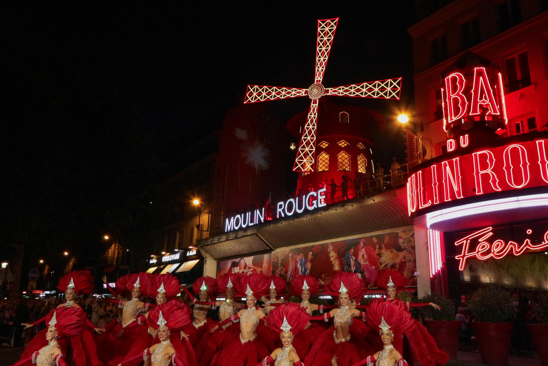 PARÍS, 10/07/2025.- Las aspas del histórico Moulin Rouge de París vuelven a girar hoy jueves tras los trabajos que se tuvieron que hacer después de que estas cayeran en la noche del 24 al 25 de abril de 2024 a causa del viento. EFE / Edgar Sapiña.