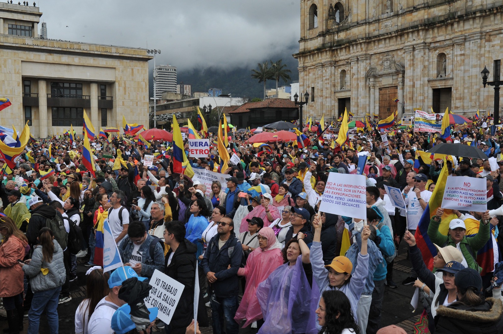 Algunos grupos médicos y el presidente de la EPS Sanitas también salieron a marchar