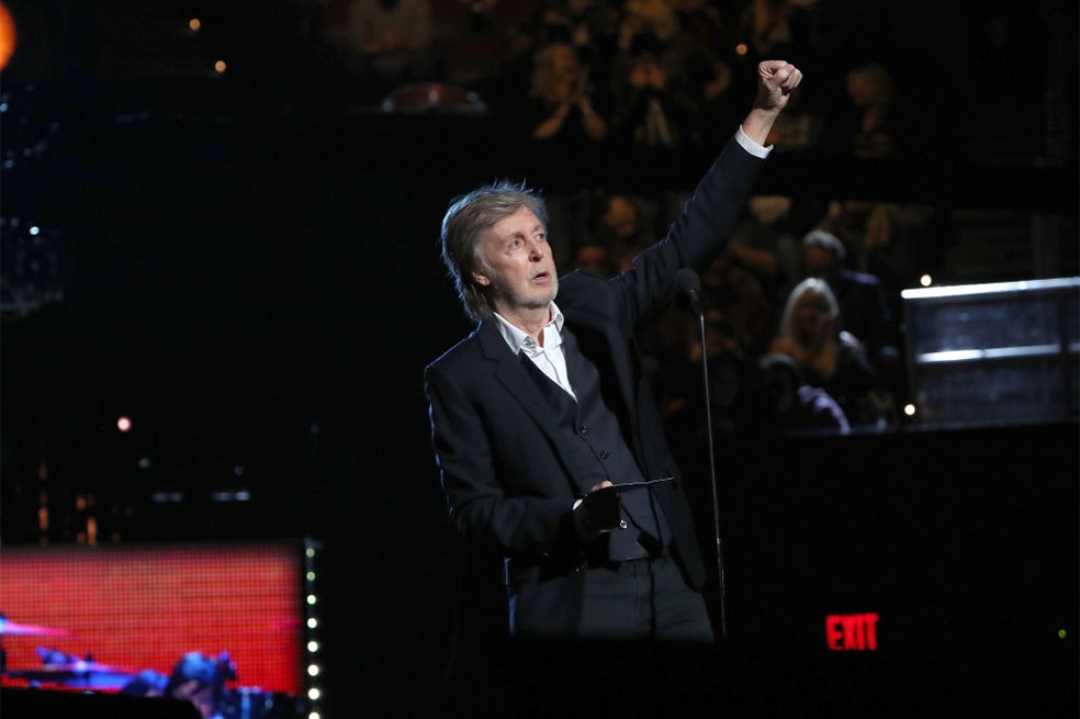 Una teoría dice que Paul McCartney murió en un accidente automovilístico en 1966.