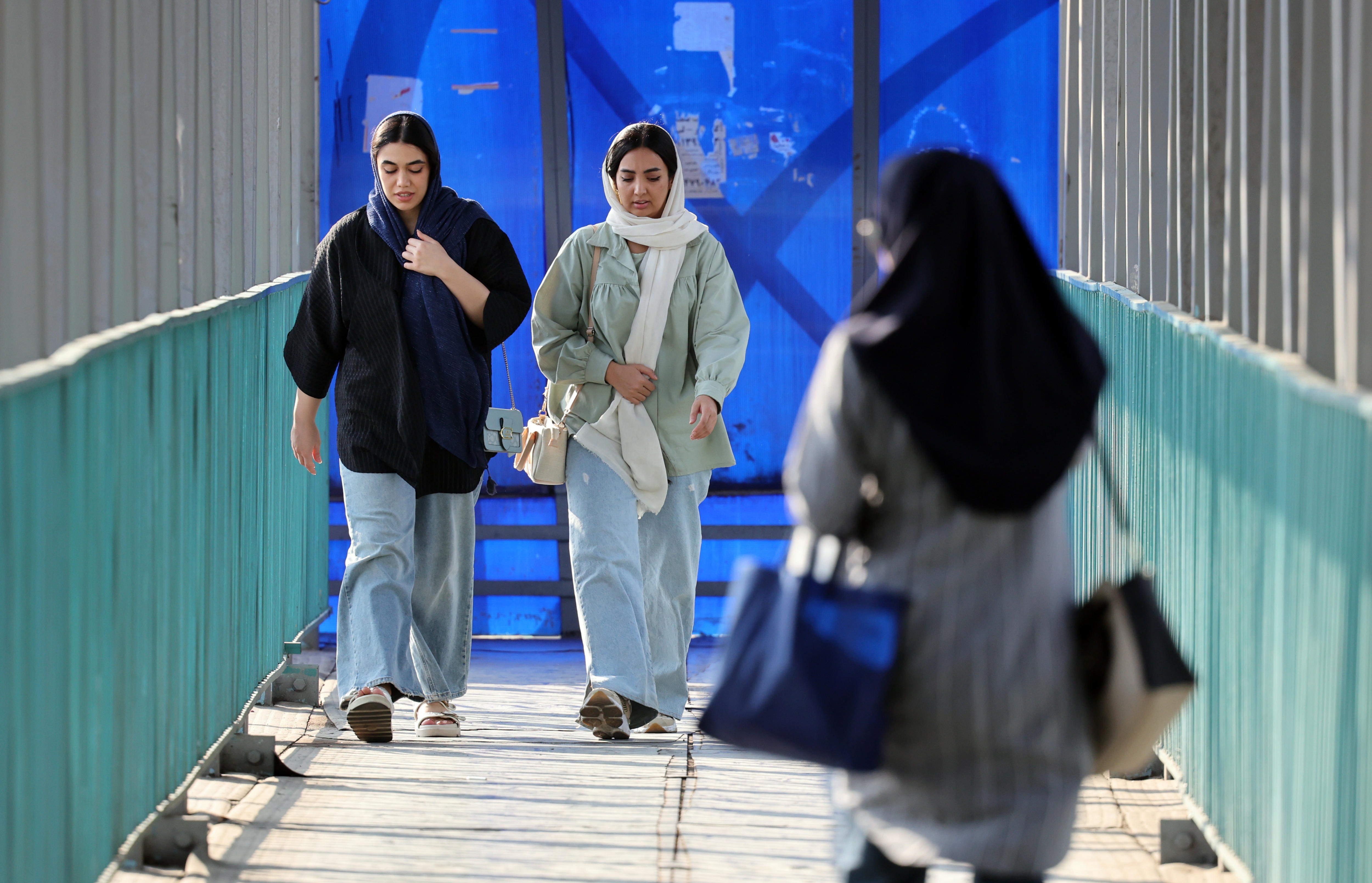 Para Irán, la rebeldía de las mujeres al hiyab es un “problema de salud mental”