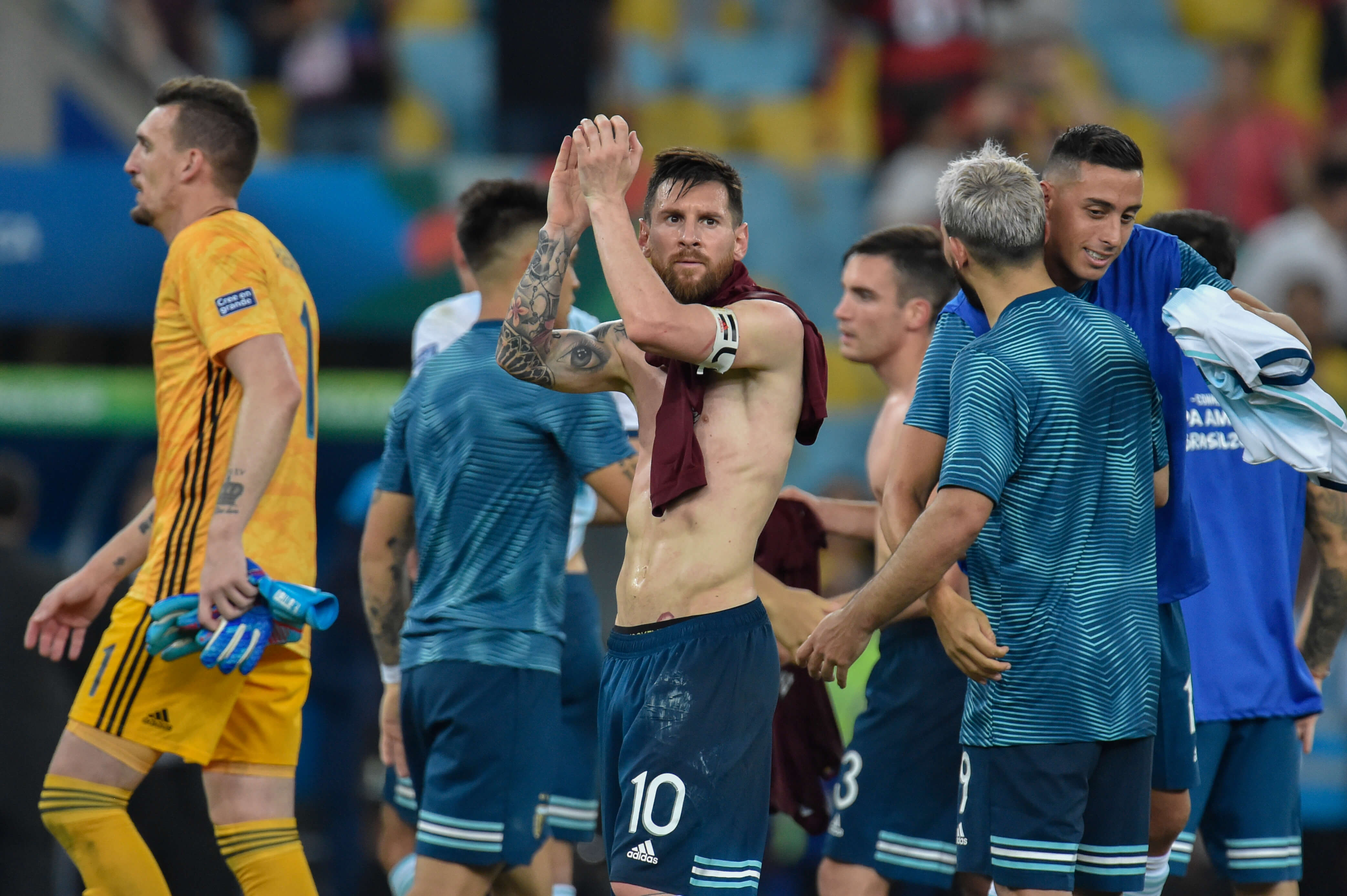 Argentina venció 2-0 a Venezuela y jugará las semifinales ante Brasil