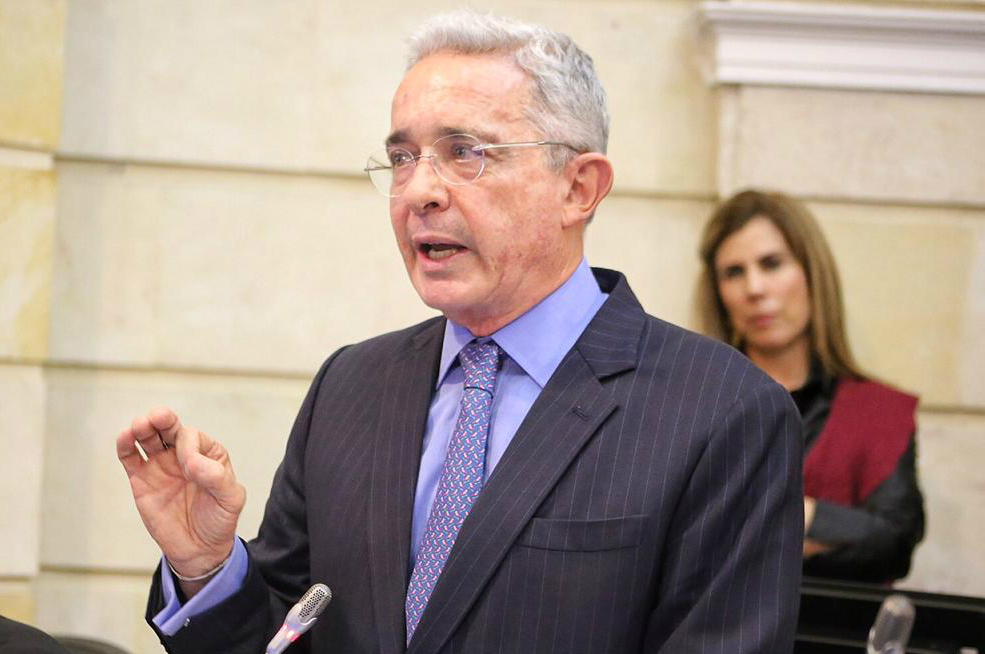 Tras hundimiento de curules de paz, Uribe insiste en reducir el Congreso