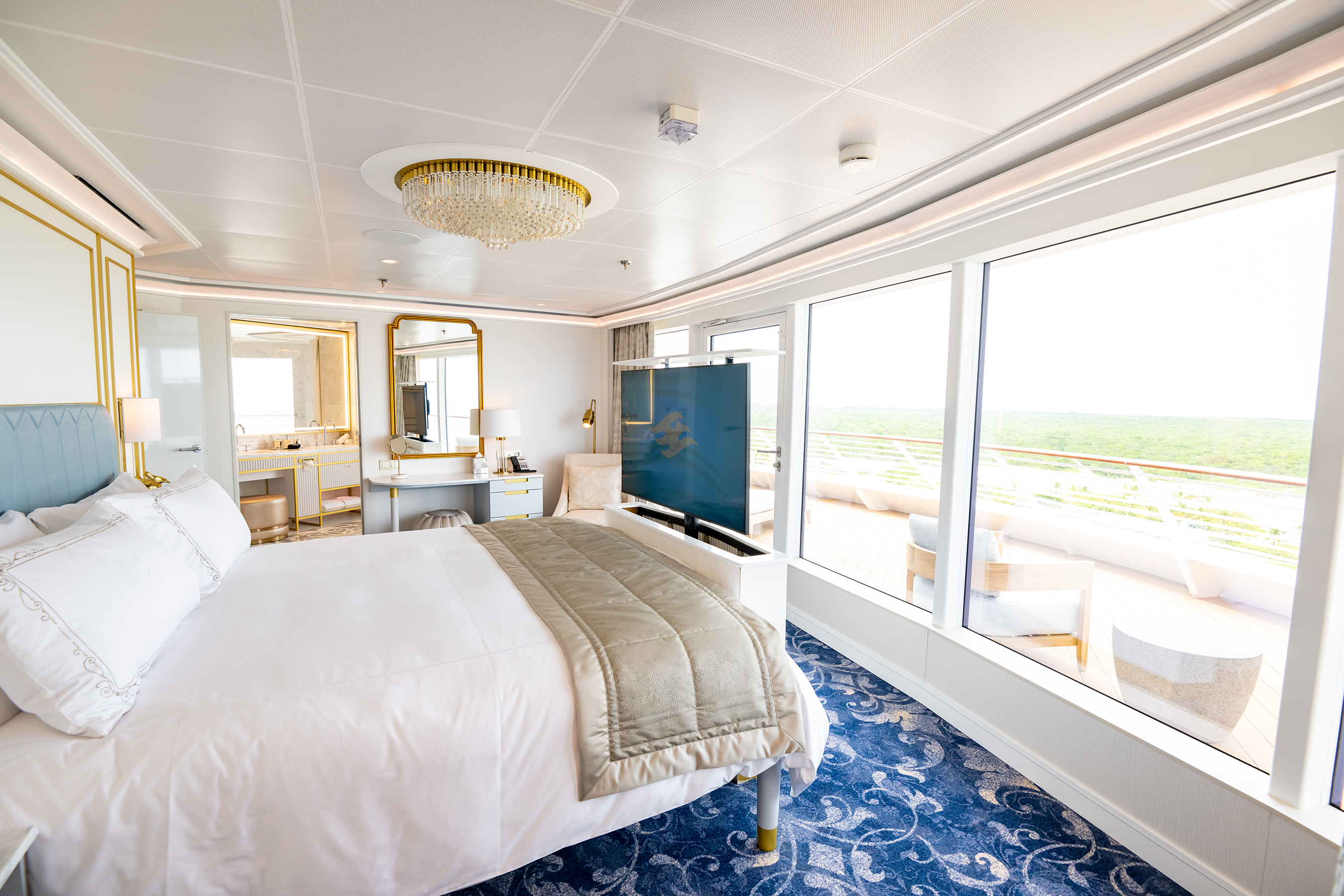 Disney Wish estrena cuatro suites que celebran el mundo dorado de la “Bella Durmiente”. Las suites Royal cuentan con detalles extravagantes, muebles exclusivos y comodidades de primera clase, que incluyen una amplia sala de estar, un comedor abierto, dos dormitorios principales, baños opulentos y un jacuzzi privado en la terraza de gran tamaño. Dos de las Royal Suites tienen dos pisos.