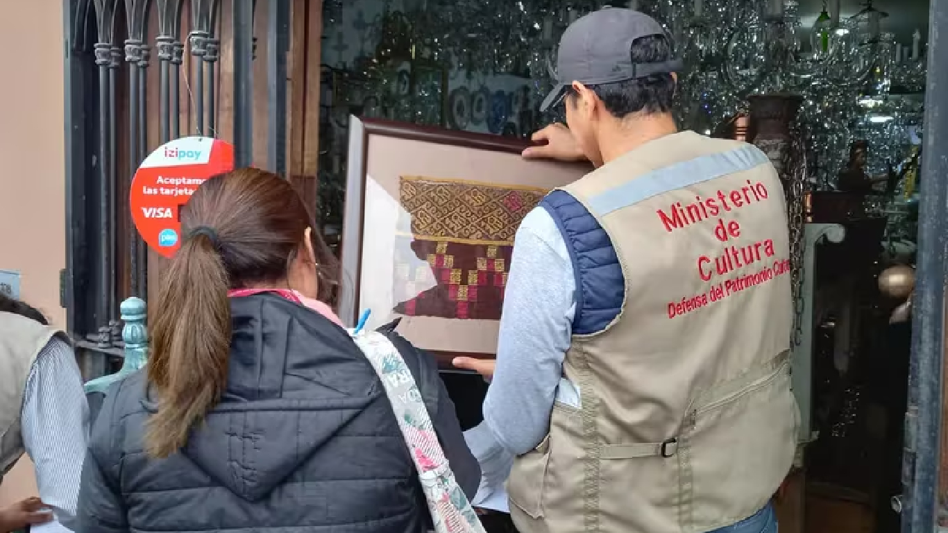 Perú recupera cuatro textiles de más de 600 años que ofrecía una tienda de antigüedades
