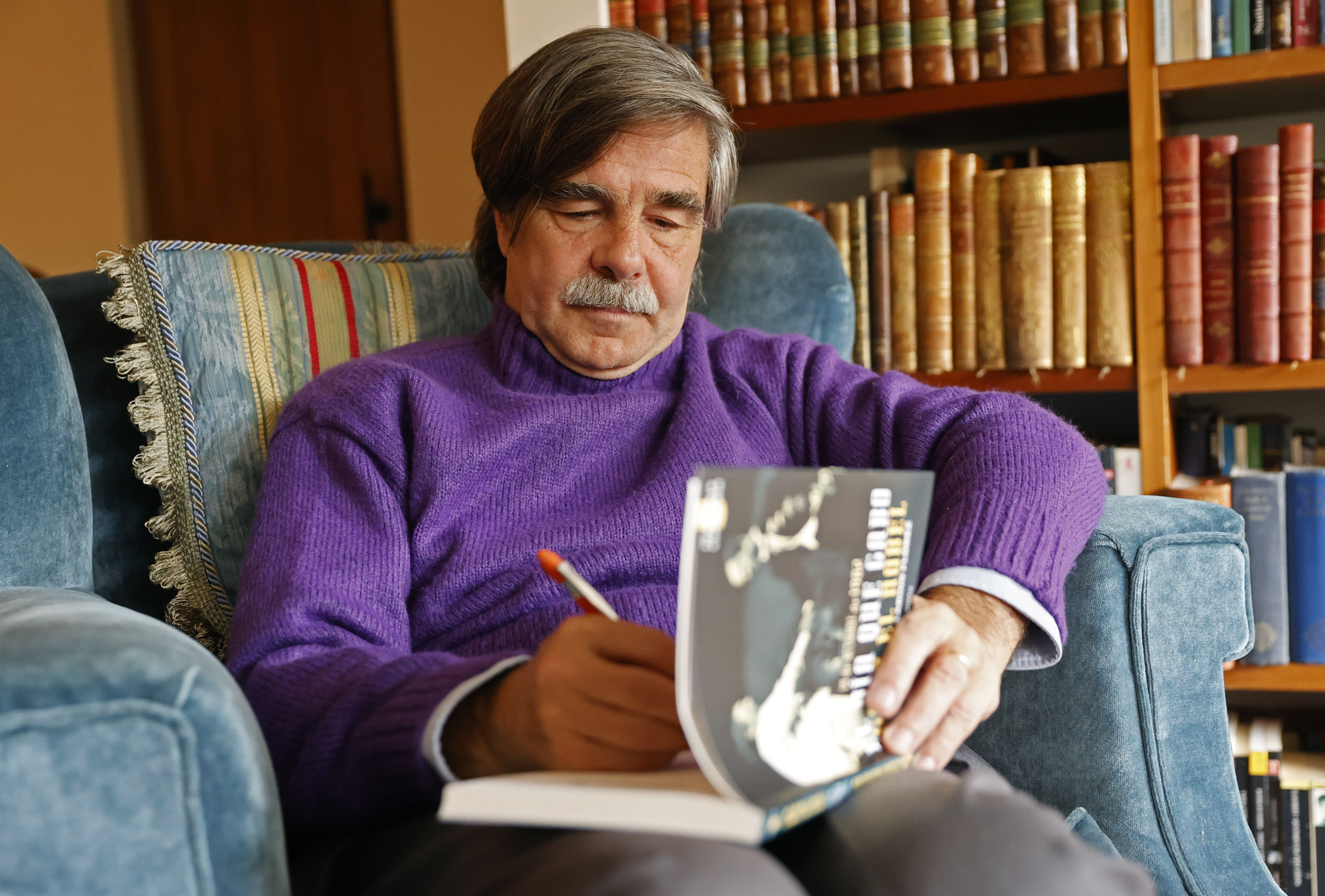 ACOMPAÑA CRÓNICA: GARCÍA MÁRQUEZ - AME9160. BOGOTÁ (COLOMBIA), 09/12/2022.- El escritor colombiano Gonzalo Mallarino Flórez posa durante una entrevista con EFE, el 6 de diciembre de 2022, en Bogotá (Colombia). Hace 40 años, en el frío diciembre de 1982, Gabriel García Márquez recibía en Estocolmo el Premio Nobel de Literatura, un reconocimiento a su genialidad para plasmar en novelas a "todo un continente", recuerda el escritor colombiano Gonzalo Mallarino Flórez, que fue testigo de ese momento histórico. EFE/ Mauricio Dueñas Castañeda