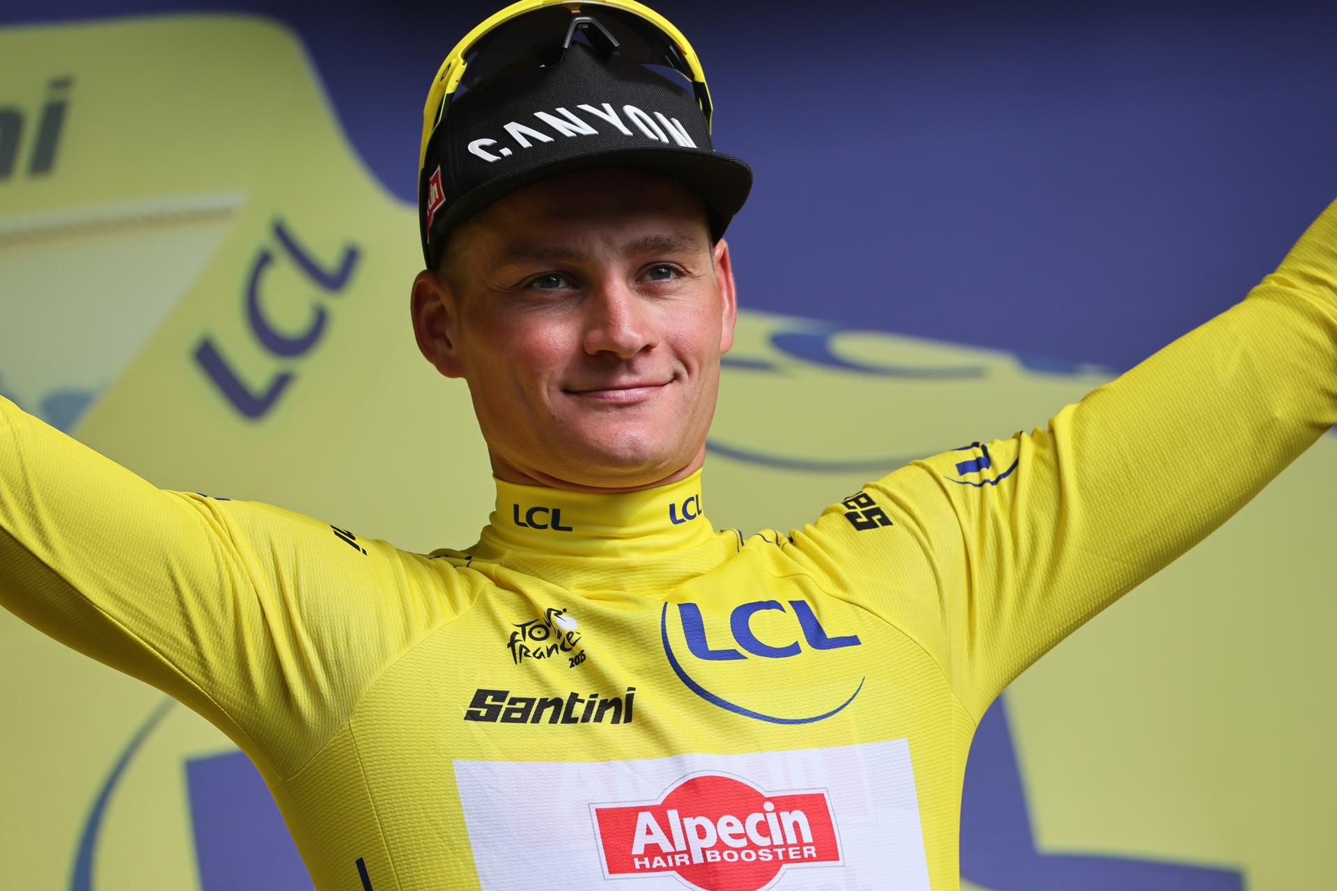 (France), 07/07/2025.- Dutch rider Mathieu Van Der Poel of Alpecin - Deceuninck team celebrates on the podium in his leader yellow jersey during the 3rd stage of the Tour de France cycling race over 178.3km from Valenciennes to Dunkerque, France, 07 July 2025. (Ciclismo, Francia) EFE/EPA/CHRISTOPHE PETIT TESSON