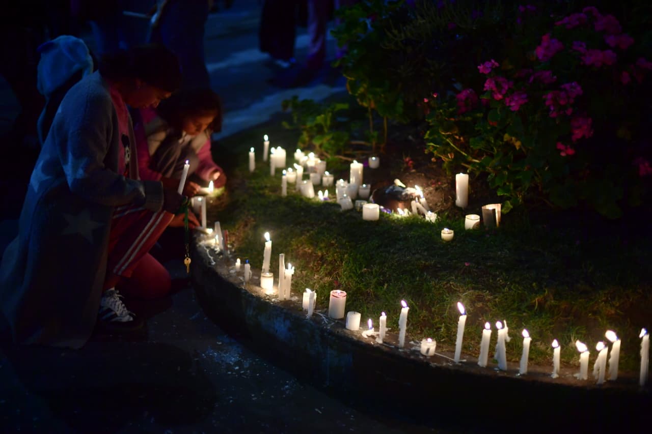 Velatón en el barrio La Sierra, San Cristóbal, por la salud de los niños que se debaten entre la vida y la muerte tras un grave accidente.