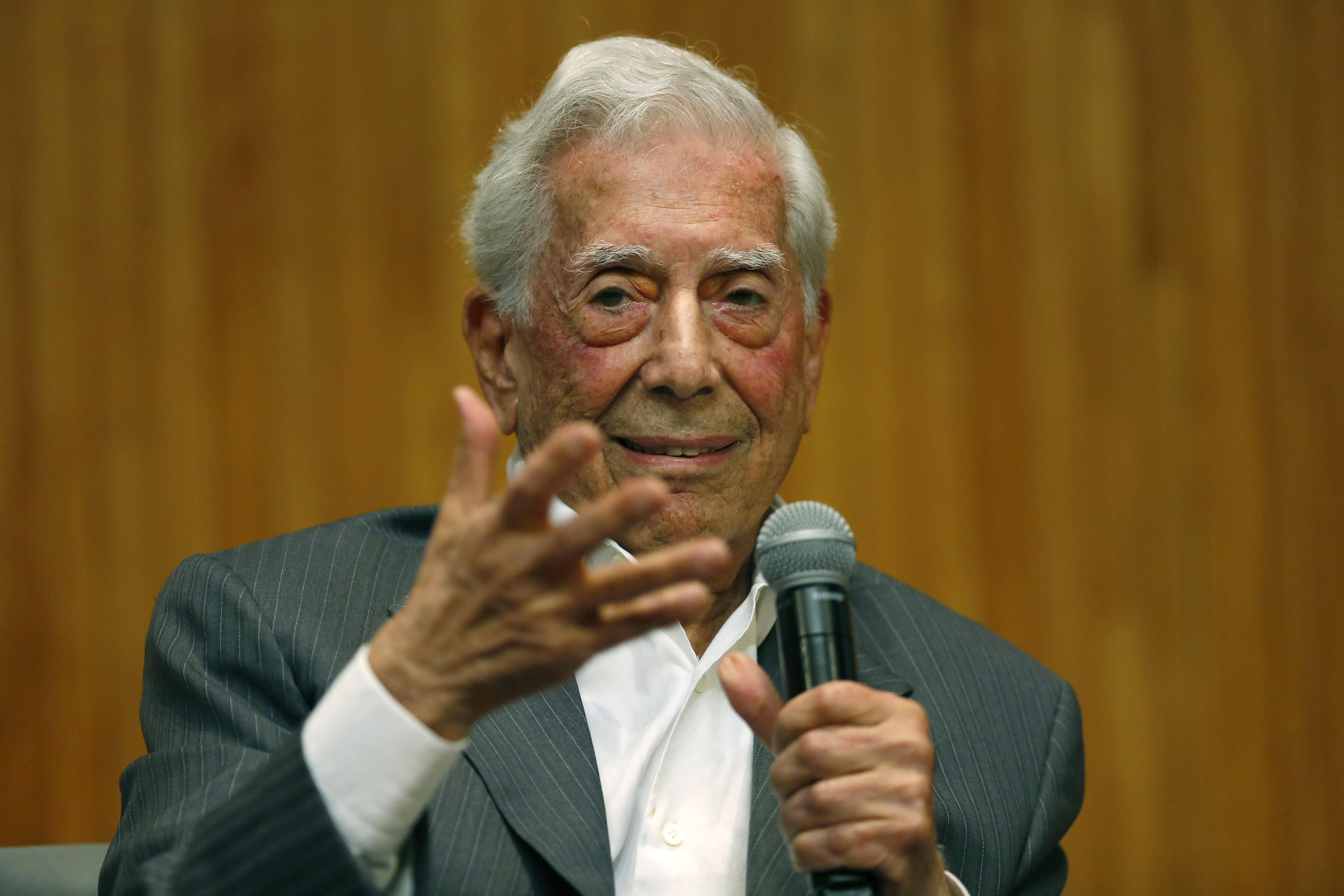 Vargas Llosa cumple “infatigables 88 años” acompañado por familiares y amigos