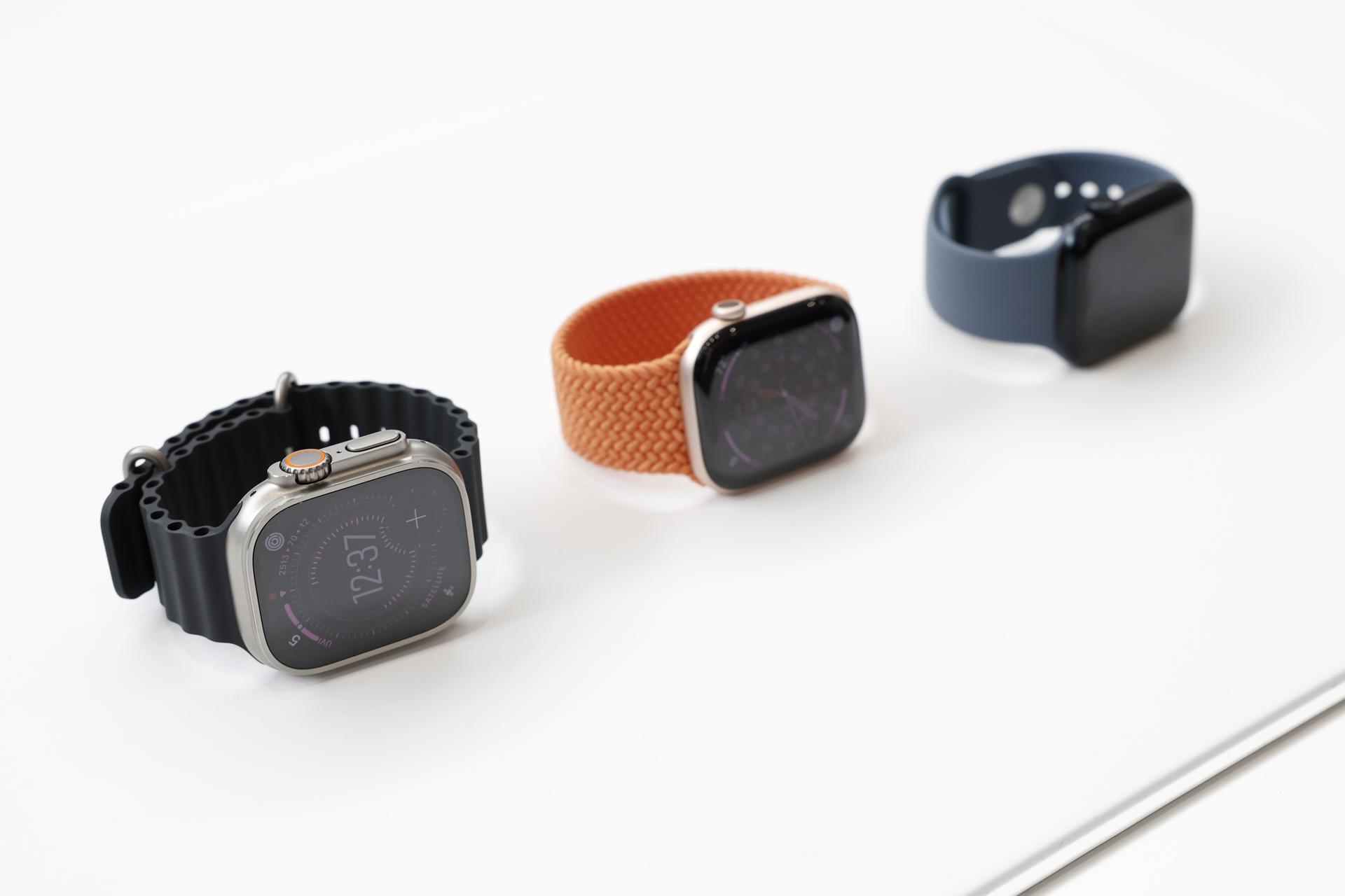 CUPERTINO (United States), 09/09/2025.- The new Apple Watch Ultra 3 (L), Apple Watch Series 11 (C), and Apple Watch SE 3 (R) are on display at an Apple product launch event on the campus of Apple Park in Cupertino, California, USA, 09 September 2025. EFE/EPA/JOHN G. MABANGLO