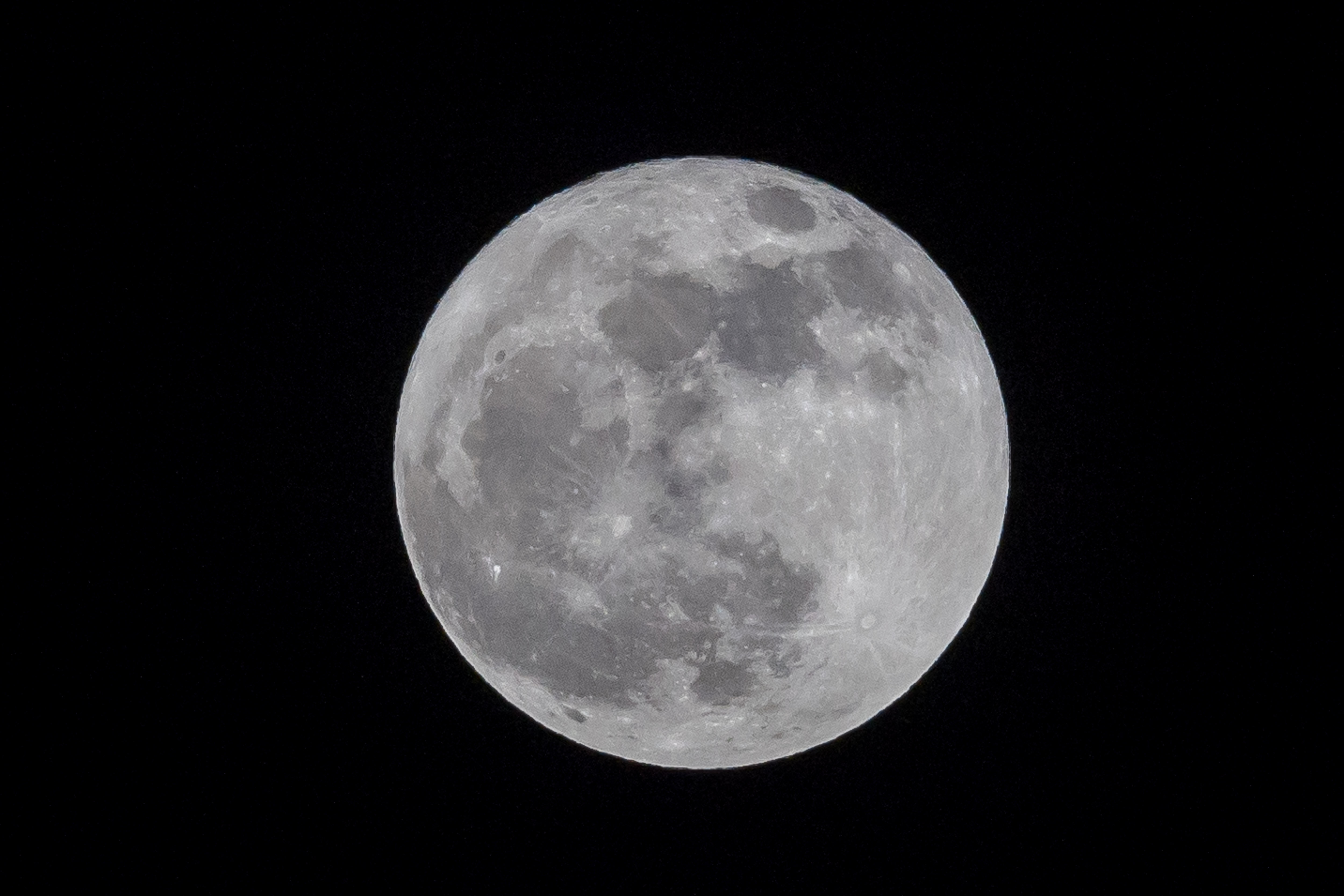 CARACAS (VENEZUELA), 19/08/2024.- Fotografía de la luna llena, la superluna, este lunes en Caracas (Venezuela). La superluna, la primera de 2024, es un fenómeno que ocurre cuando la luna llena coincide con el momento en que esta se encuentra en el perigeo, el punto de su órbita más cercano a la Tierra. EFE/ Miguel Gutiérrez