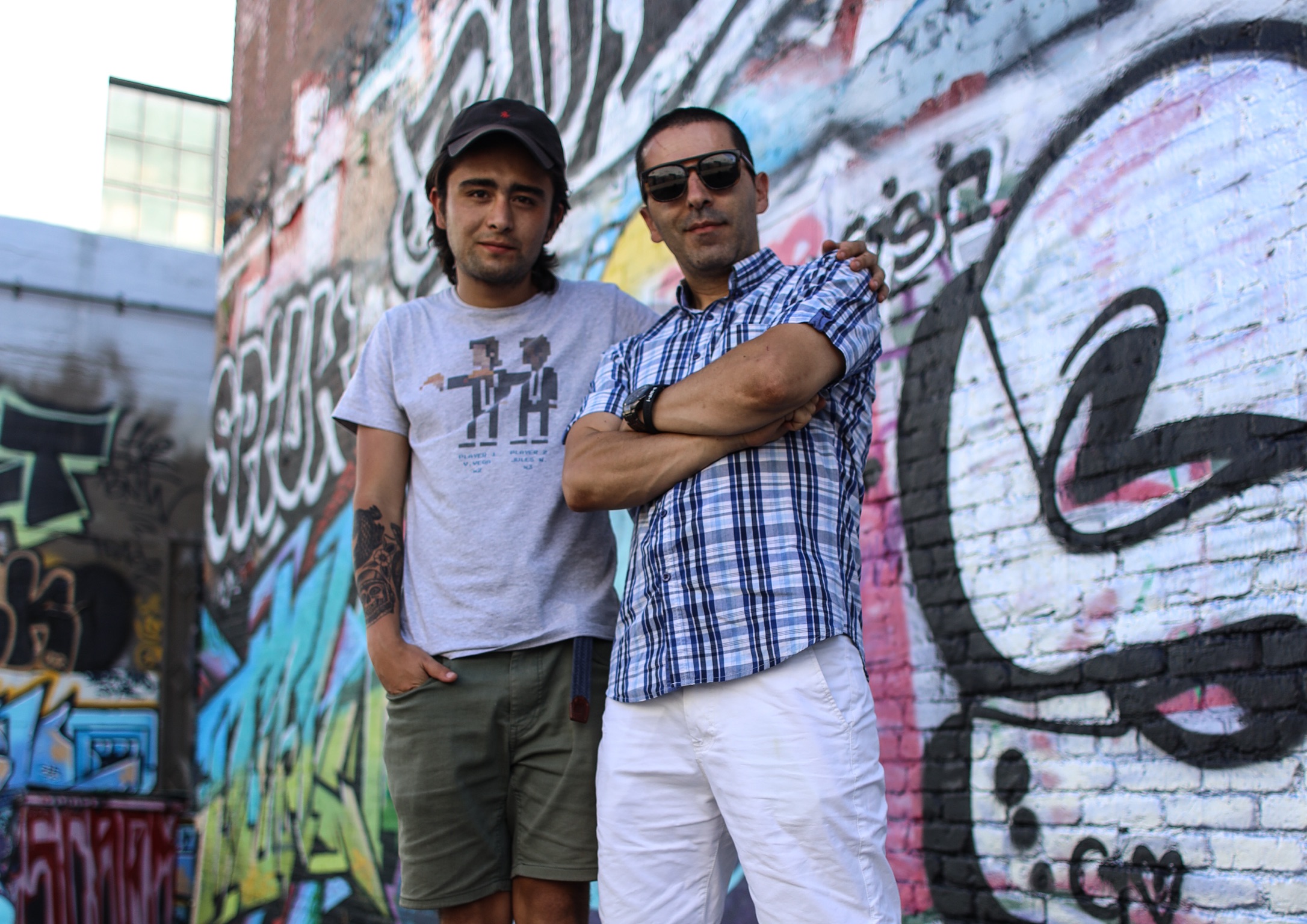Raúl Ocampo, director del documental, y Javier Arbeláez, miembro de Gotas de Rap.  / Cortesía del director de “Gueto Boys: la historia de Gotas de Rap”