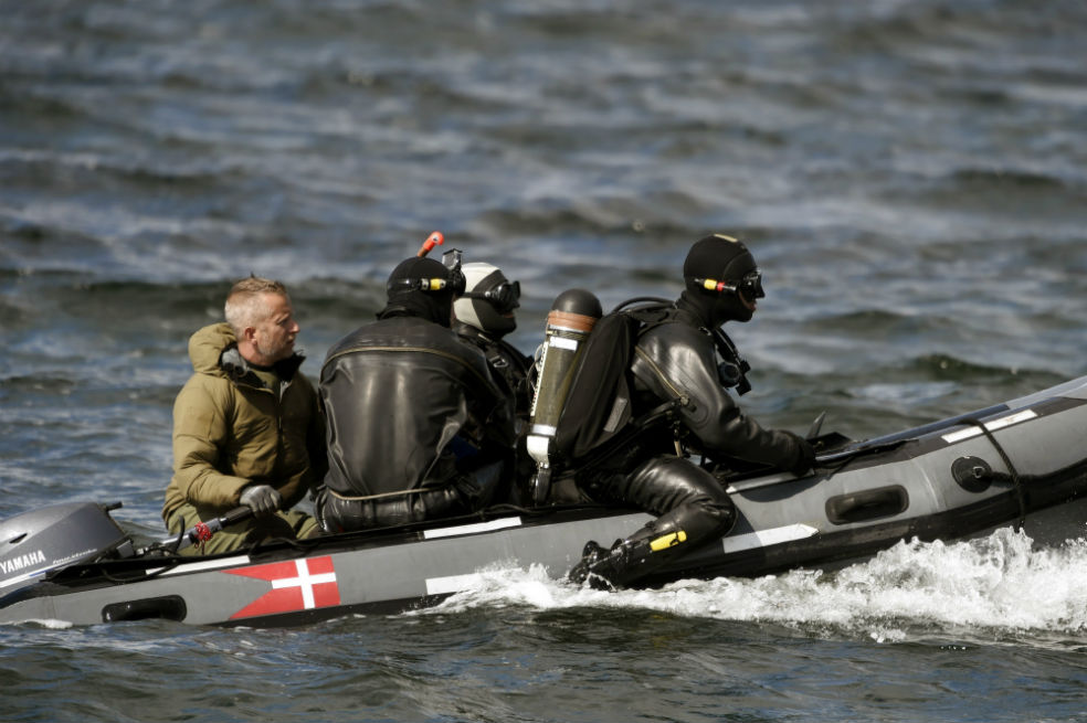 Buzos del Comando de Defensa de Dinamarca se preparan para una inmersión en Koge Bugt cerca de Amager en Copenhague (Dinamarca). /Agencia EFE