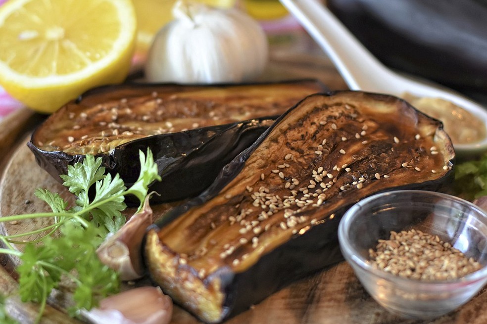 Berenjenas rellenas de espinaca y queso, una receta nutritiva