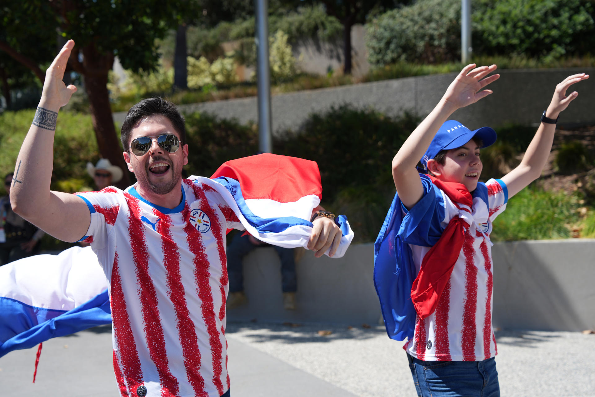 GR6011. LOS ÁNGELES (ESTADOS UNIDOS), 12/06/2026.- Aficionados de Paraguay asisten este viernes, a un partido del grupo D del Mundial de la FIFA 2026 en el estadio SoFi en Los Ángeles (EE.UU.). EFE/ Omar Alonso