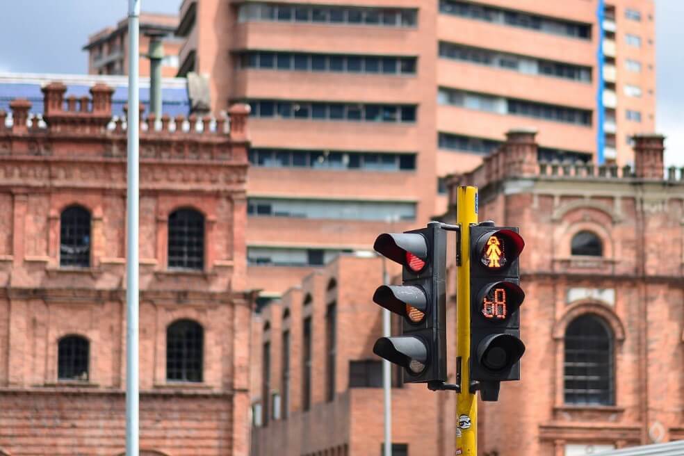 Frente al Museo Nacional se instala el primer “semáforo inteligente” de Bogotá