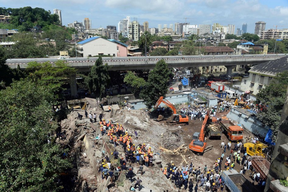 Miembros del cuerpo de rescate en India buscan a sobrevivientes tras el derrumbe de una estructura en Mombay./ AFP