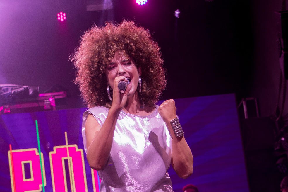 Inés Gaviria interpreta los éxitos del pop, Sandra Serrato sorprende con la música para planchar y, por su parte, Bako, integrante de The Mills, interpreta los clásicos del rock en español.