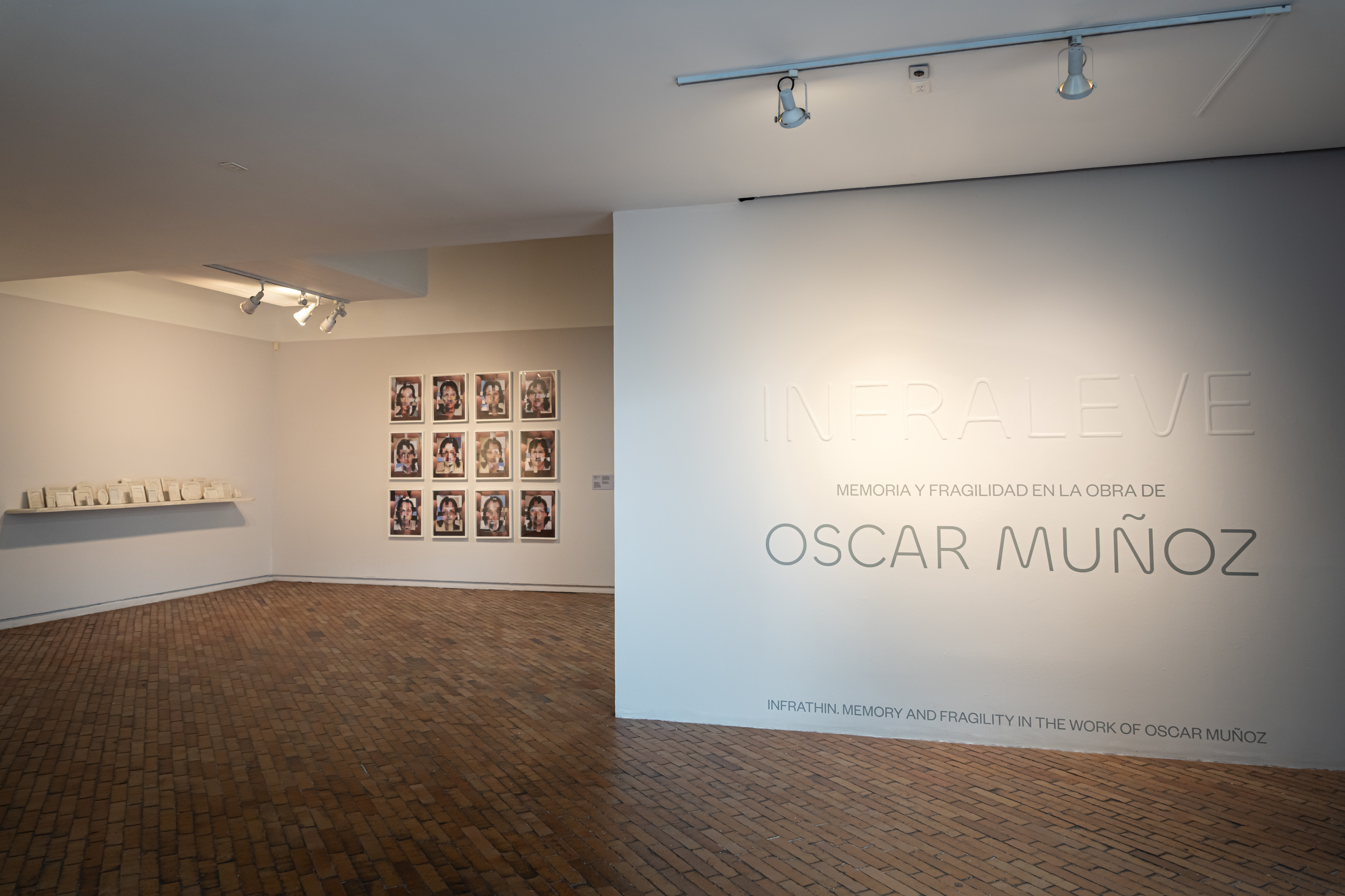 Plano general de la exposición "Infraleve. Memoria y fragilidad en la obra" de Óscar Muñoz.