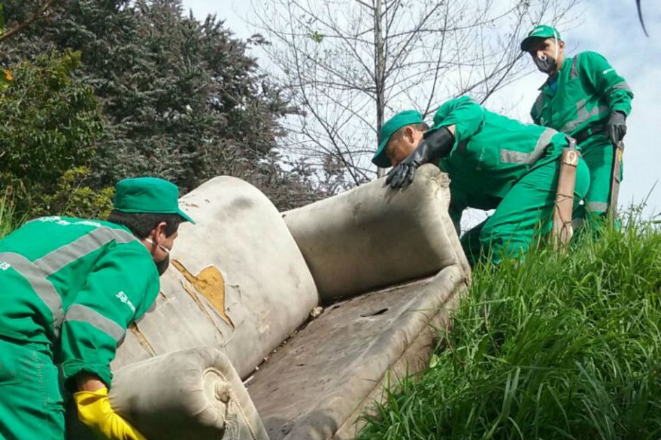 Alerta en Bogotá por desechos en alcantarillas y canales en época de lluvias