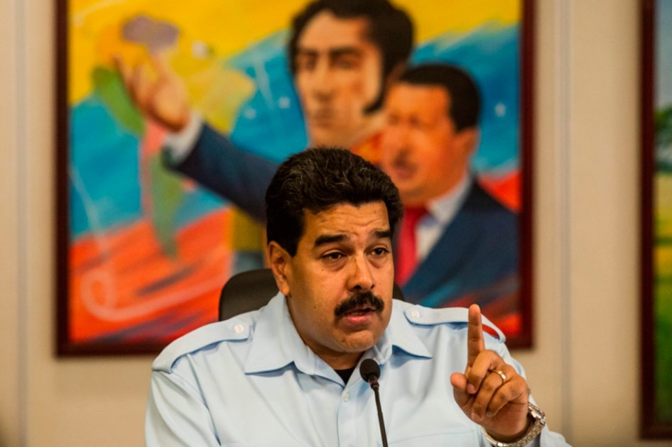 Venezolanas se encadenan para protestar contra superpoderes presidenciales