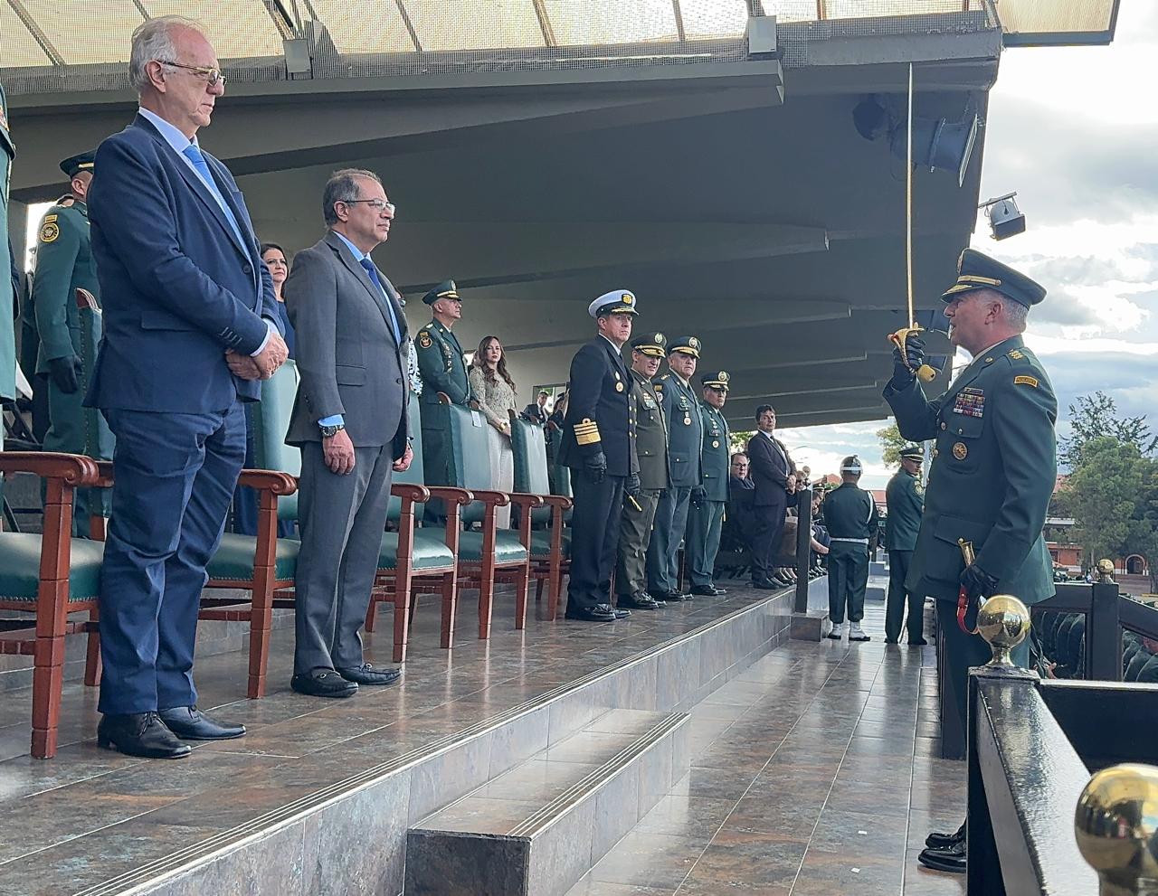 Las primeras órdenes del presidente Gustavo Petro al nuevo comandante de Ejército
