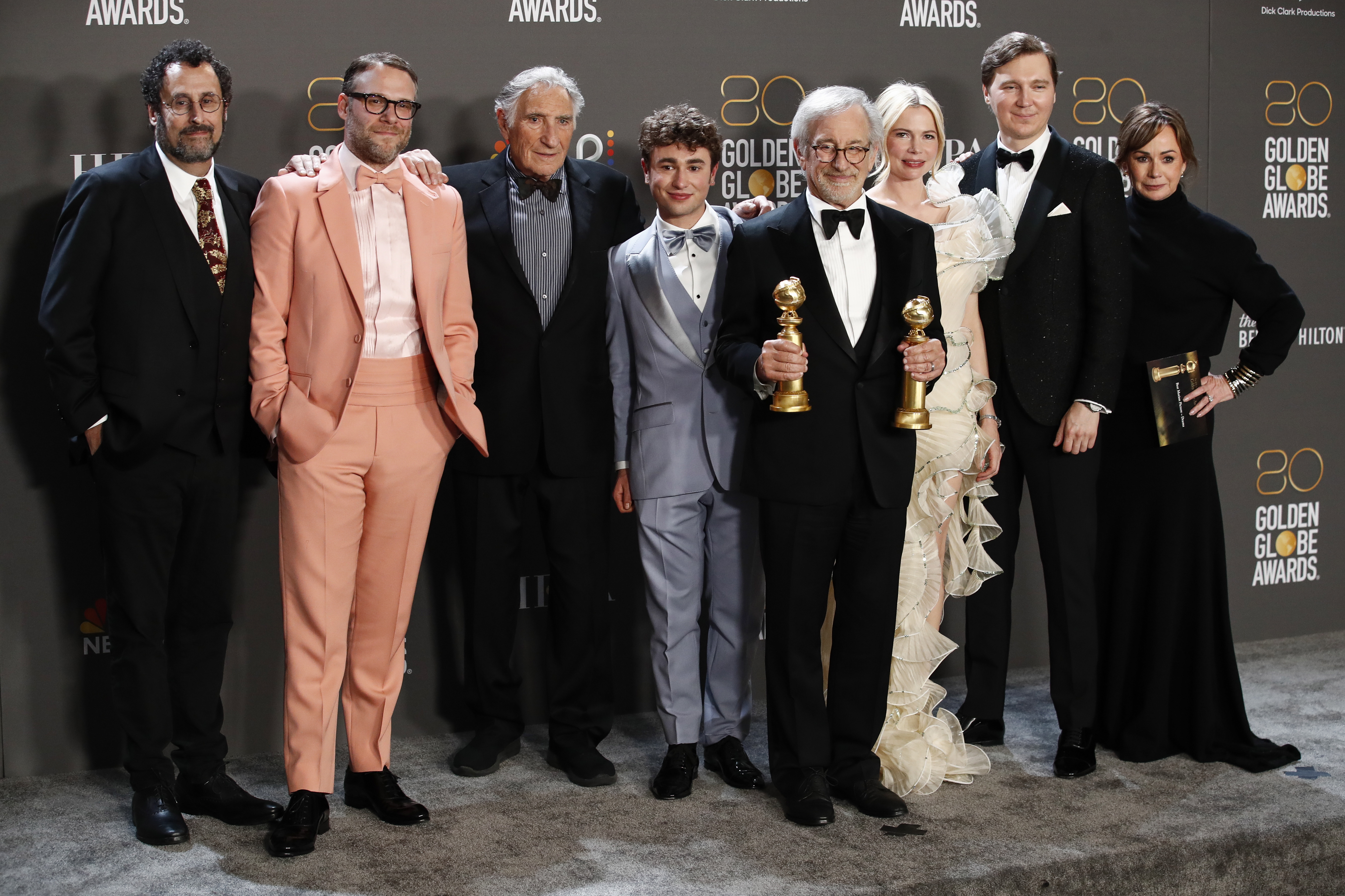 Beverly Hills (United States), 11/01/2023.- (L-R) Tony Kushner, Seth Rogen, Judd Hirsch, Gabriel LaBelle, Steven Spielberg, Michelle Williams, Paul Dano, and Kristie Macosko Krieger pose with the award for Best Motion Picture ñ Drama in the press room during the 80th annual Golden Globe Awards ceremony in Beverly Hills, California, USA, 10 January 2023. Artists in various film and television categories are awarded Golden Globes by the Hollywood Foreign Press Association. (Estados Unidos) EFE/EPA/CAROLINE BREHMAN