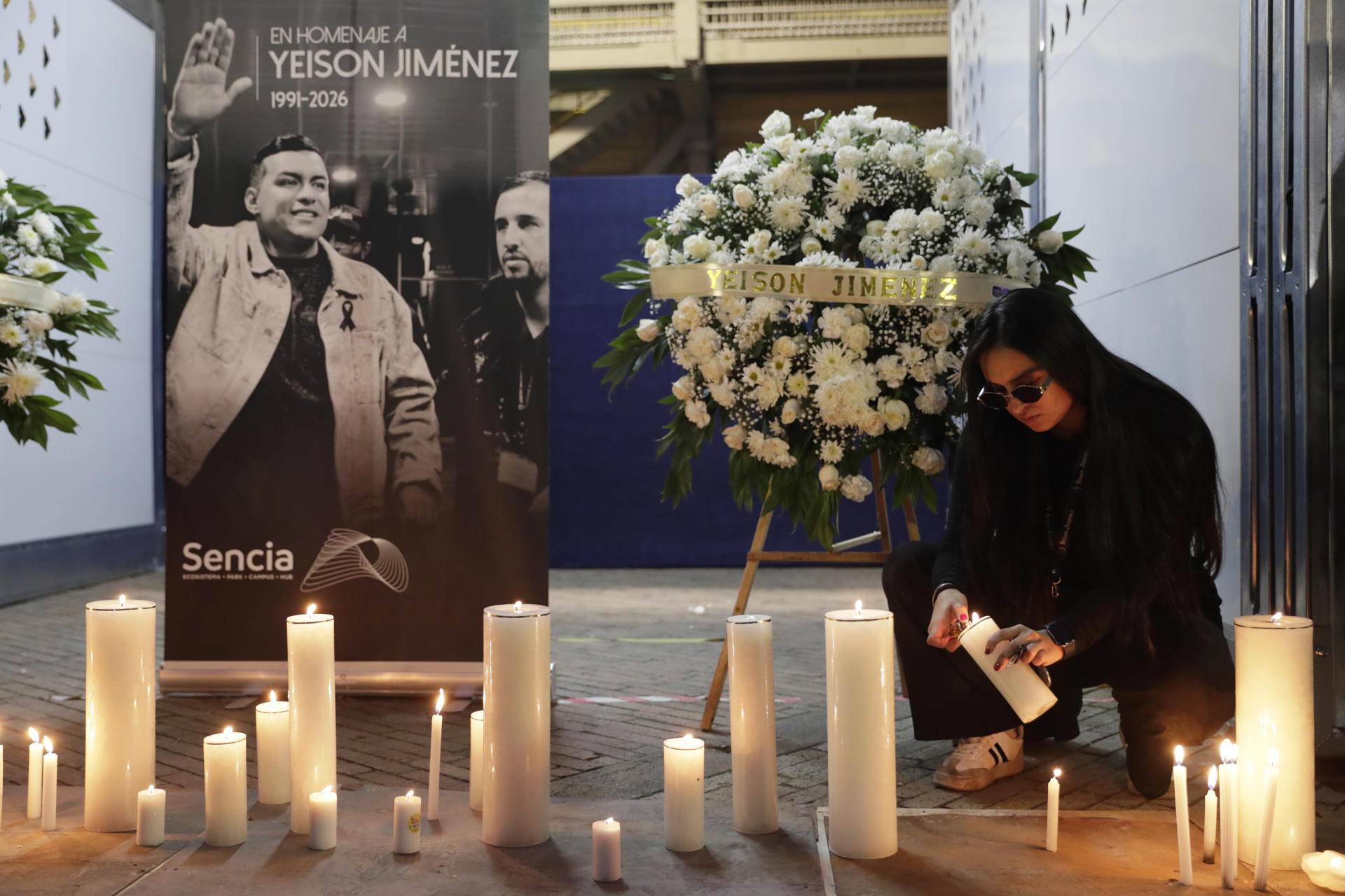 ATENCIÓN EDITORES ACTUALIZA INFORMACIÓN AME4347. BOGOTÁ (COLOMBIA), 11/01/2026.- Una seguidora del cantante colombiano Yeison Jiménez enciende velas durante un homenaje este domingo, en el estadio El Campín en Bogotá (Colombia). Miles de personas se congregaron a las afueras del estadio El Campín para rendir homenaje al cantante colombiano Yeison Jiménez, fallecido el sábado en un accidente aéreo junto con otras cinco personas, en un acto espontáneo que terminó convertido en una celebración colectiva de su vida y su música. EFE/ Carlos Ortega
