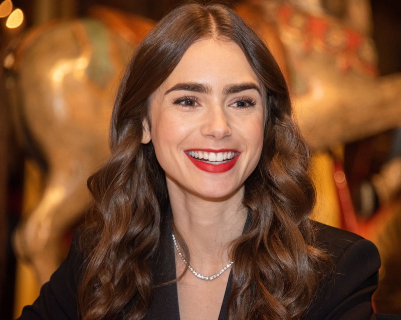 Lily Collins nos muestra cómo usar faldas boho para la oficina