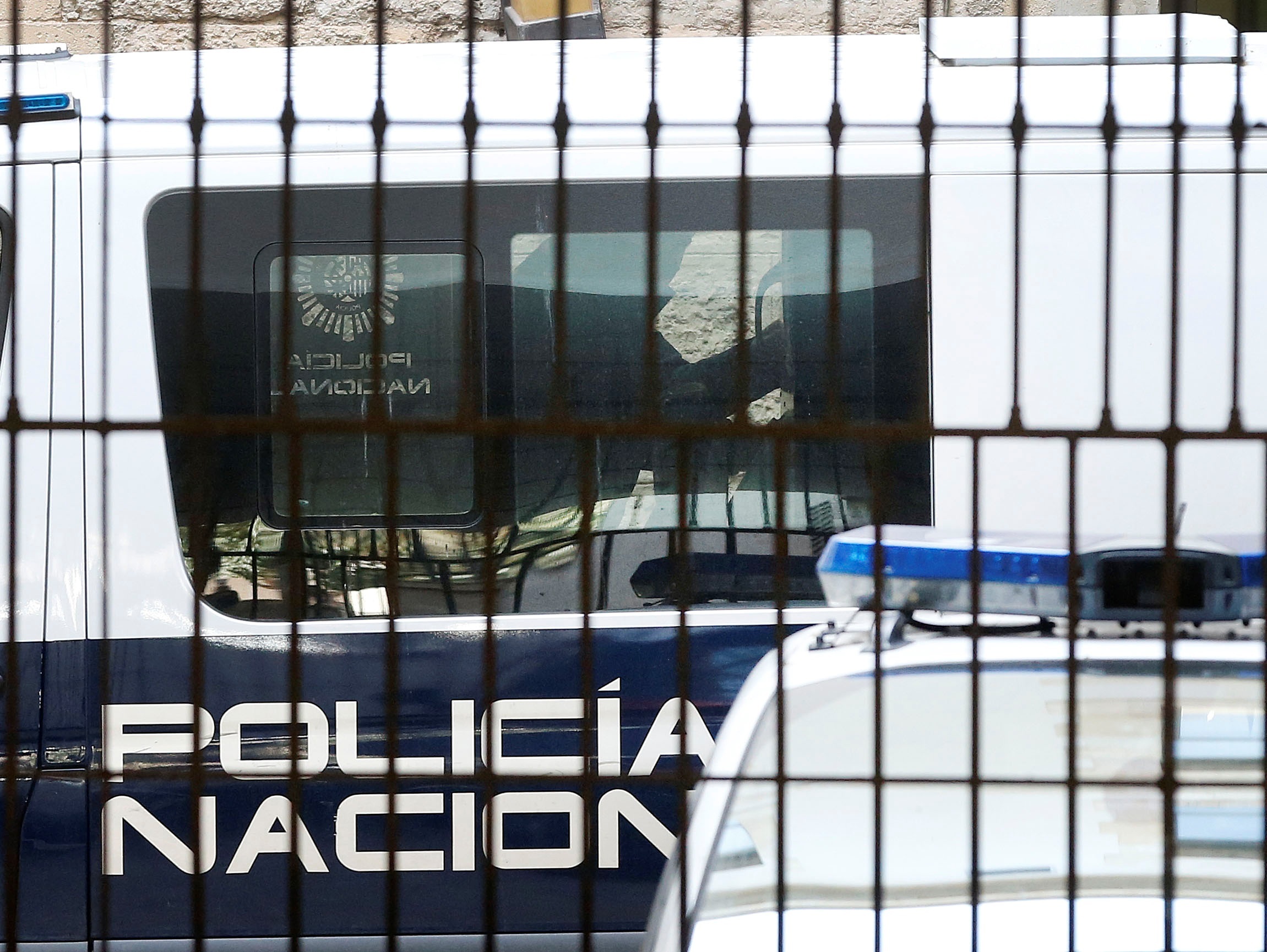 GRAF7431. ALICANTE, 13/02/2022.- Un furgón policial lleva a un centro de menores al presunto homicida de 15 años que mató a su familia en Elche después de que éste prestase declaración ante el fiscal de Menores este domingo en los juzgados de Alicante. EFE / Manuel Lorenzo
