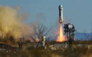 La compañía espacial de Jeff Bezos pausará sus vuelos comerciales, ¿por qué?