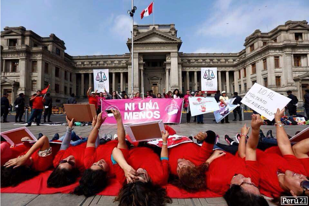 El performance Alfombra Roja en una manifestación del movimiento "Ni una menos" en Perú.