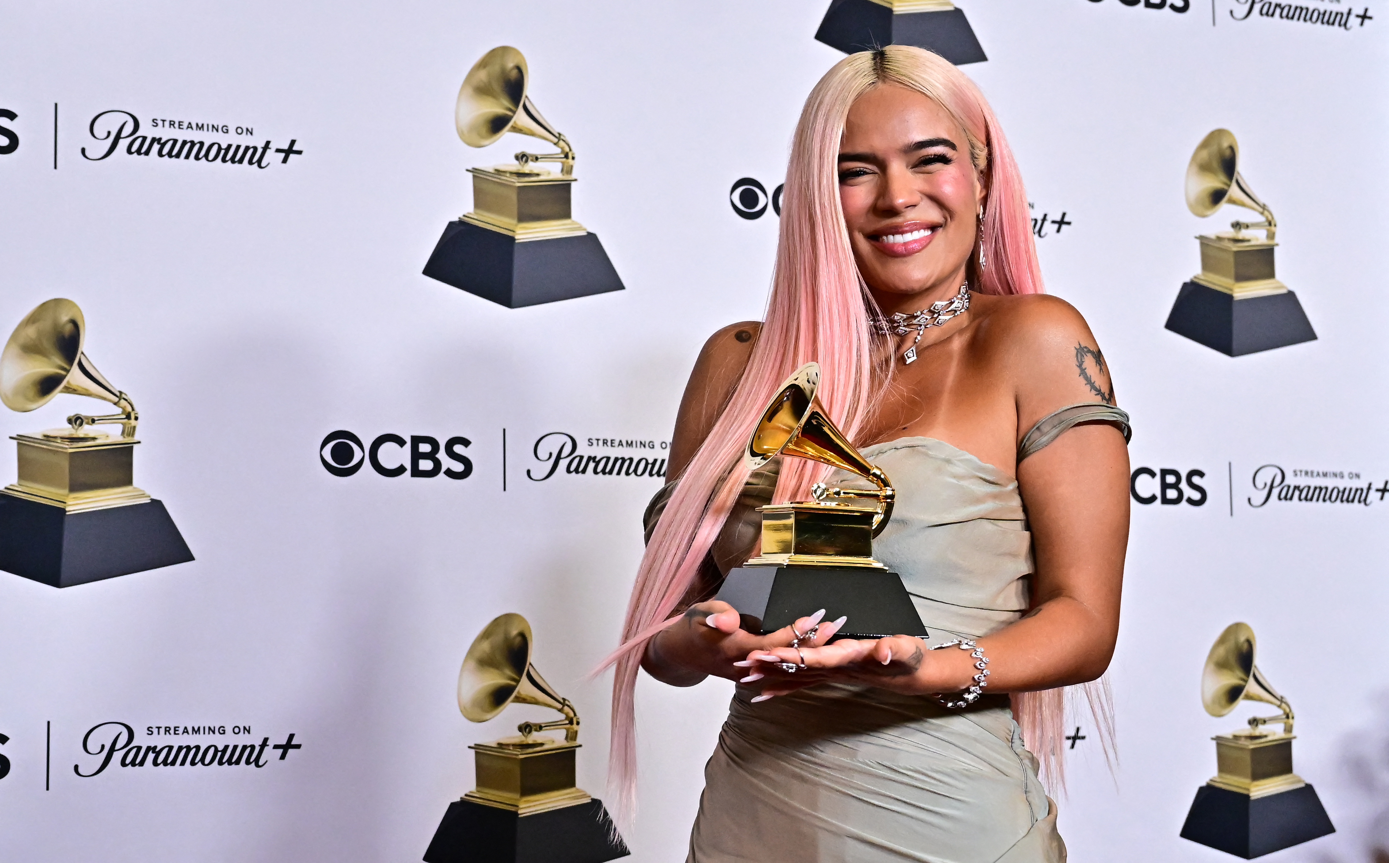 Karol G se convirtió en la tercera colombiana en obtener un premio esta noche, seguida de Juanes y el dúo musical 123 Andrés.