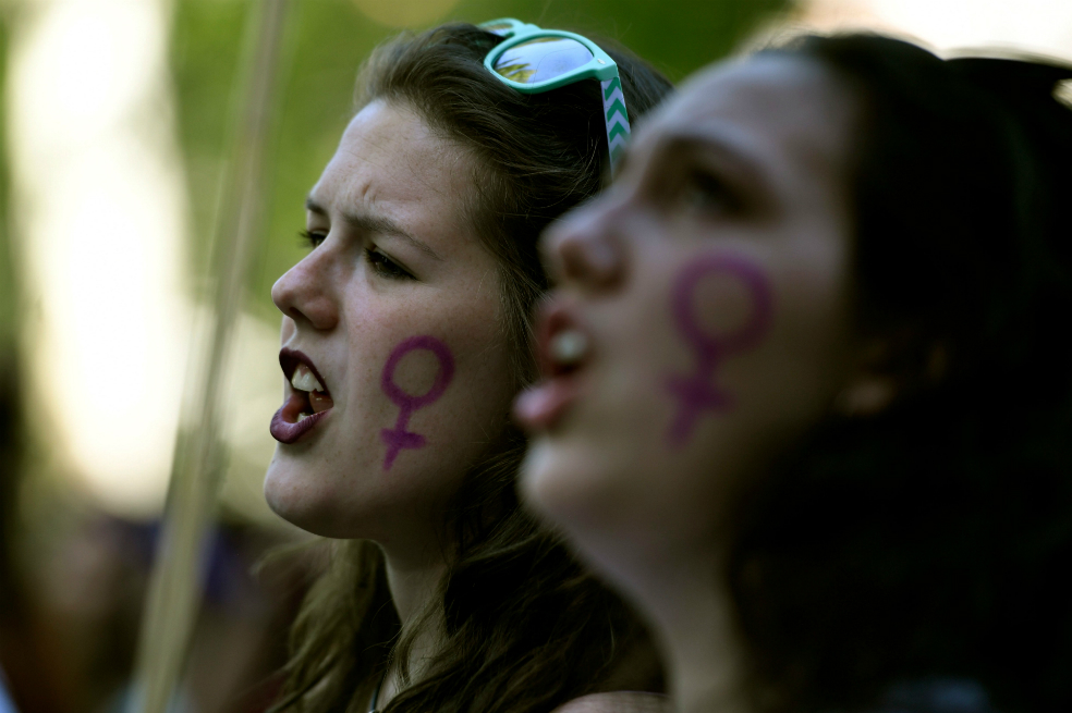 Asamblea francesa aprobó multa para hombres que silben a mujeres en la calle