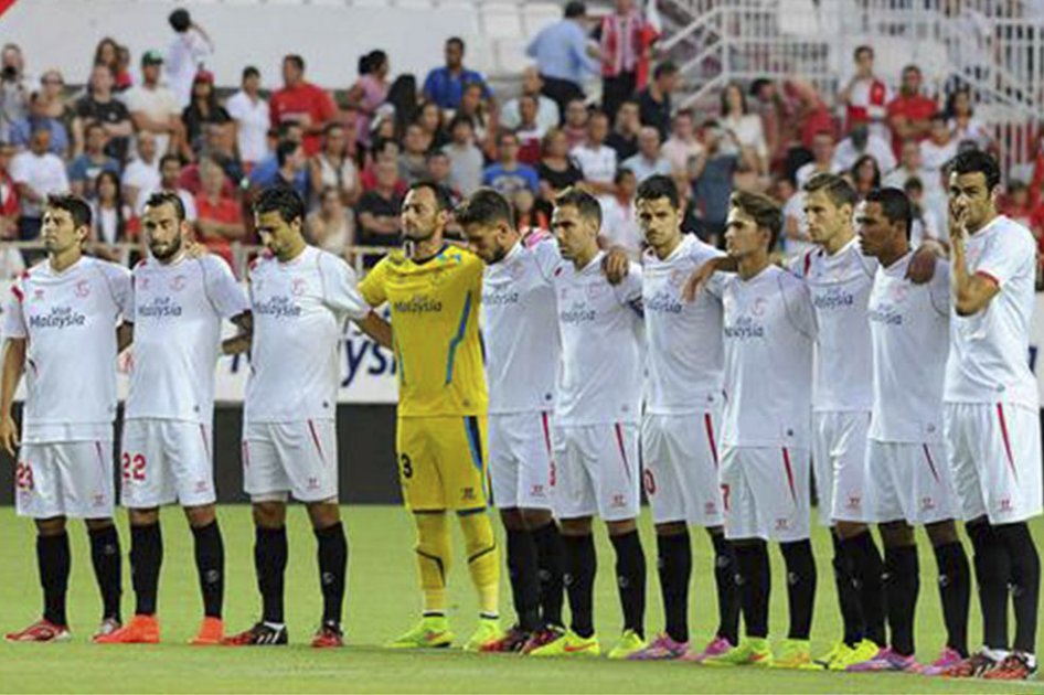 Jugadores del Sevilla recibieron su peso en cerveza
