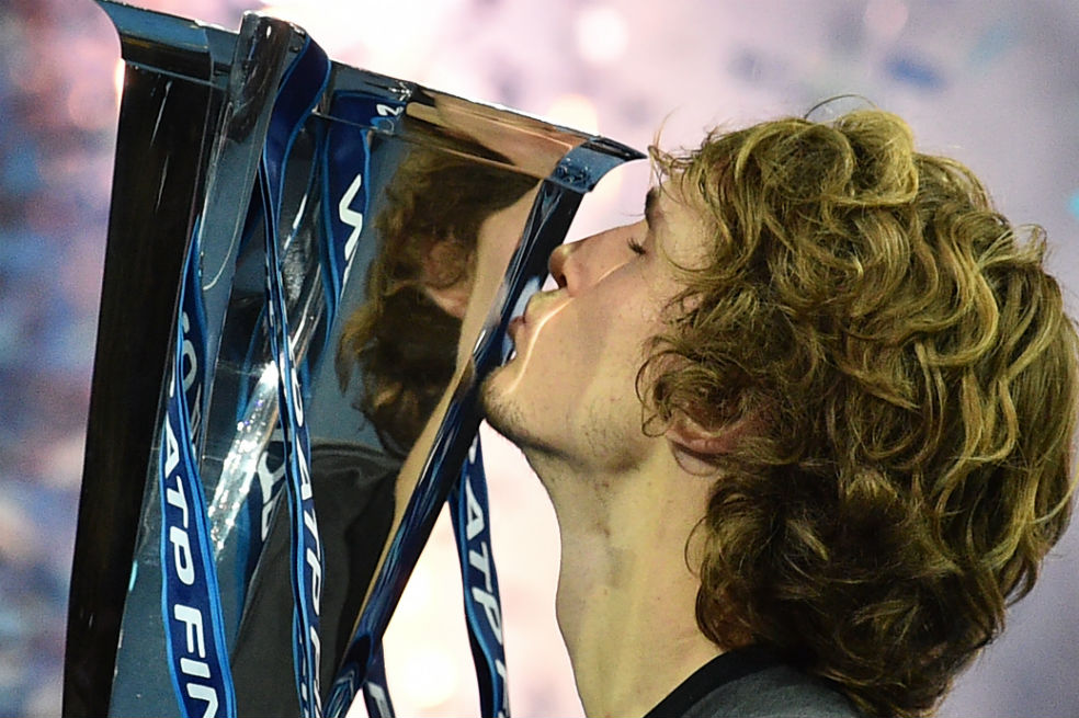 Zverev sorprendió a Djokovic y ganó el Torneo de Maestros