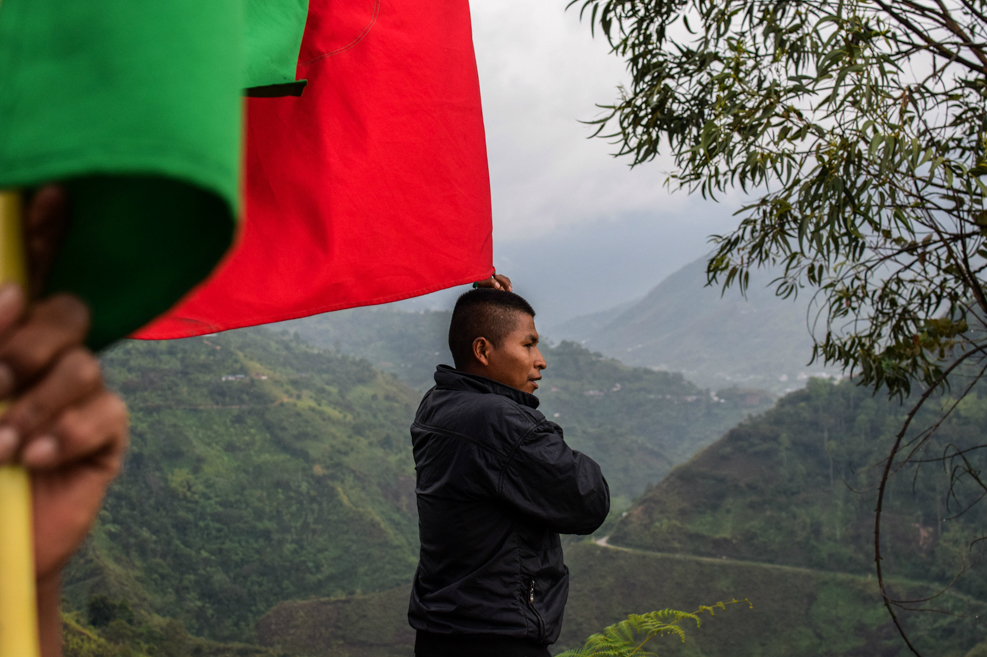 La Guardia Indígena sigue defendiendo su territorio de la presencia de grupos armados y narcotraficantes.Lía Valero“Sabemos que se puede lograr un cambio”, afirma Flor, como es conocida, que estuvo con la guerrilla de las Farc de los 13 a los 22 años. Se desmovilizó en 2007 y en la vida civil fue presidenta se su vereda. Este año se postuló al Concejo por el “partido de la rosa”, como llaman localmente a la Fuerza Alternativa Revolucionaria del Común (FARC). La adaptación del nombre del partido se relaciona con las marcas dejadas por el conflicto.