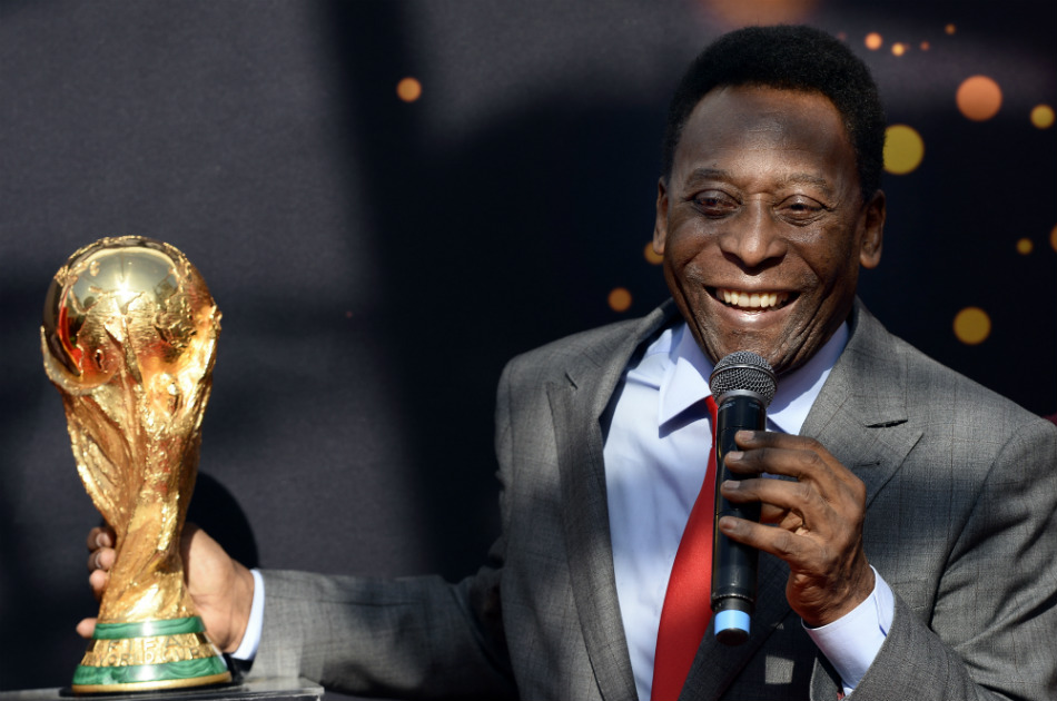 Pelé presentó en París el trofeo de la Copa del Mundo