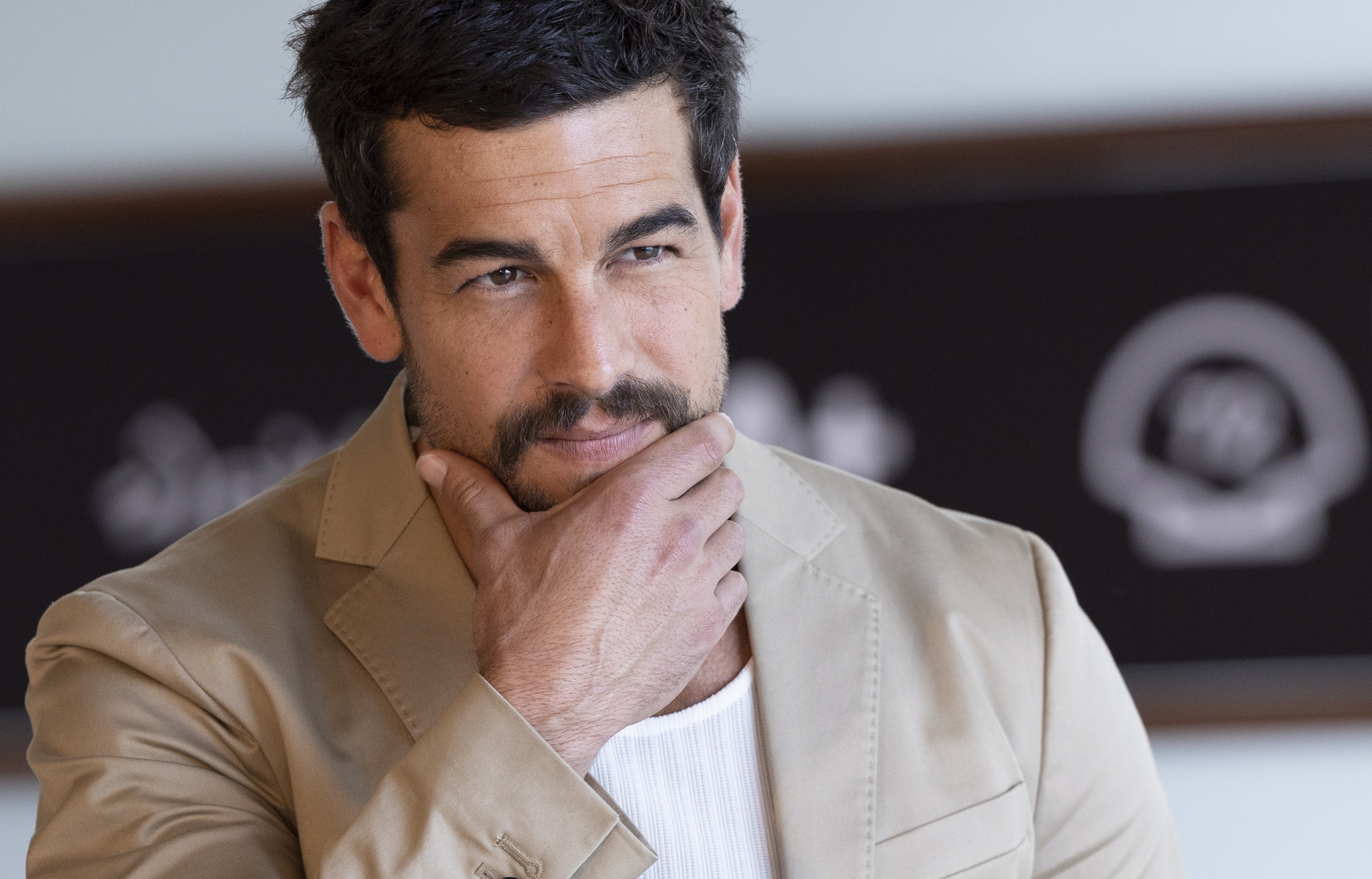 GRAFCAV8830. SAN SEBASTIÁN (ESPAÑA), 27/09/2024.- El actor, Mario Casas, posa tras presentar su película "Escape", en el Festival de Cine de San Sebastián. EFE/ Juan Herrero