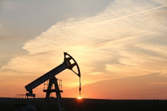 Primeras medidas para estabilizar precios del petróleo por guerra en Ucrania