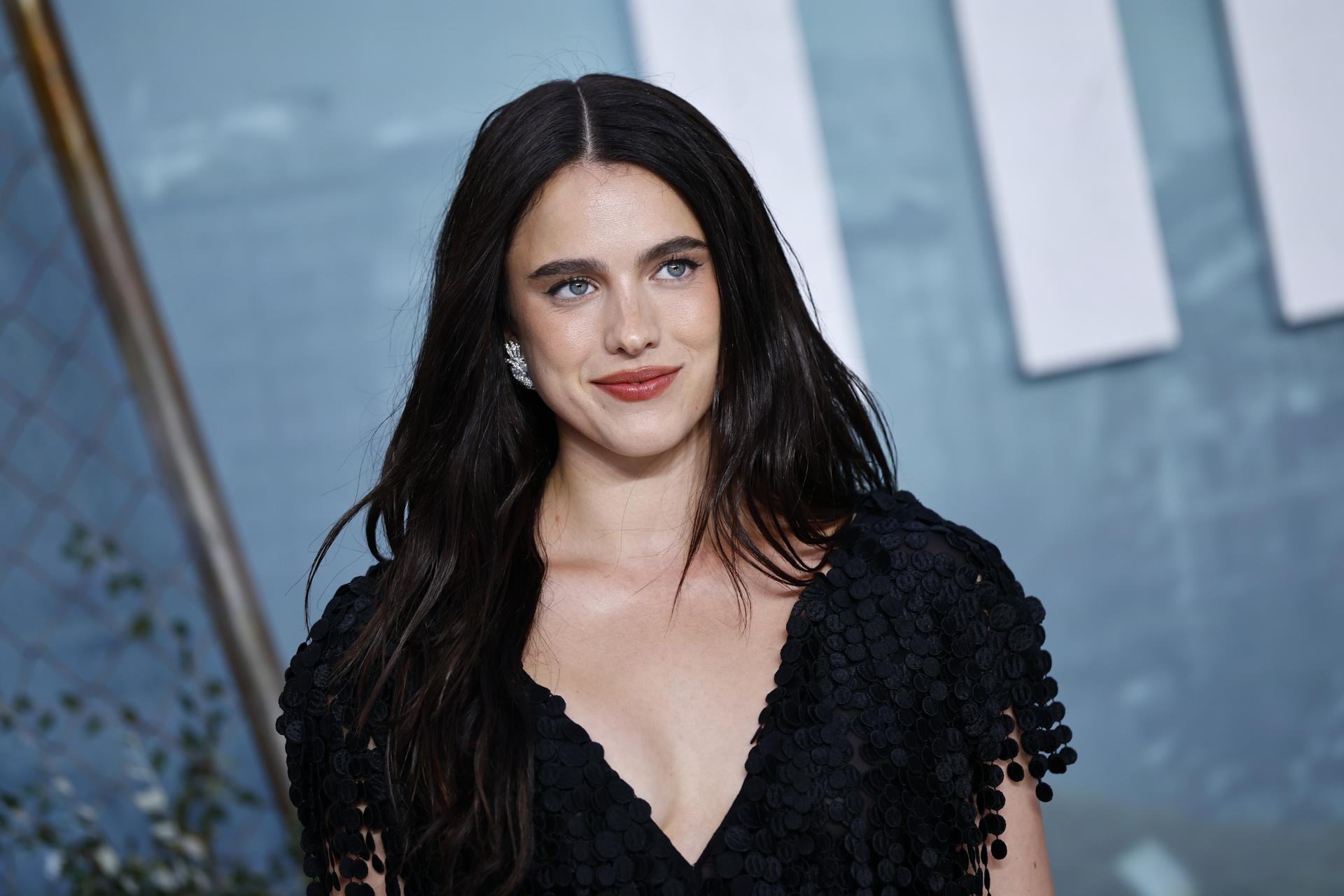 La actriz Margaret Qualley lució las virales sandalias de “solo el tacón” de Chanel