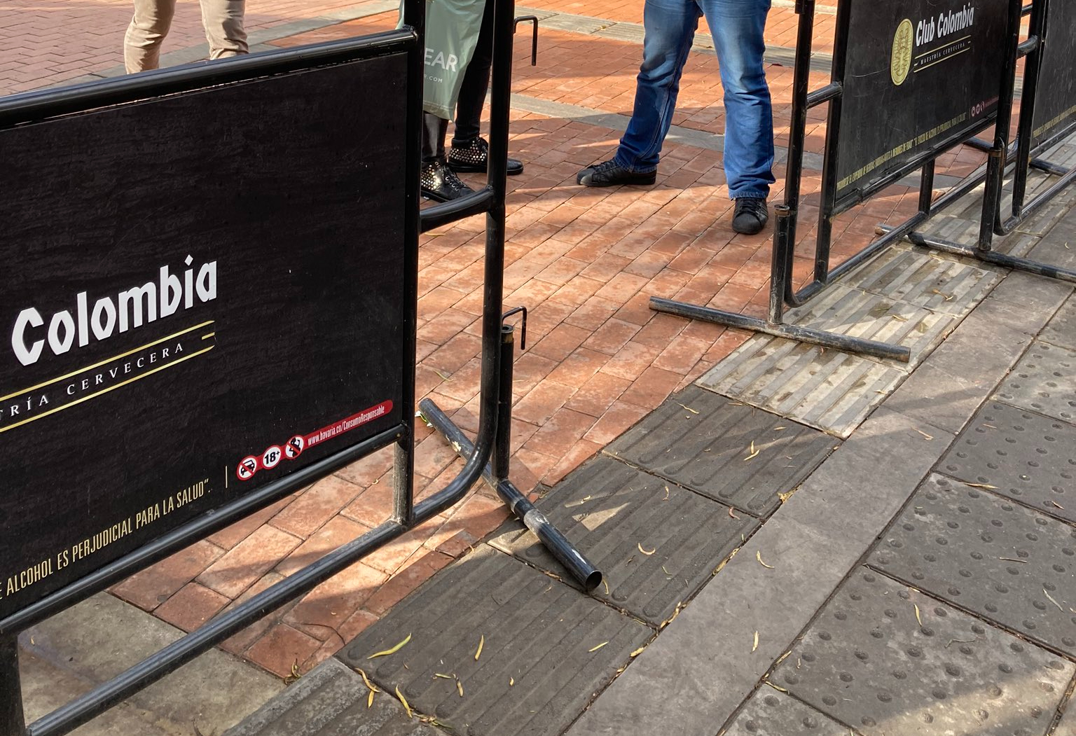 El “quita y pone” de las vallas en la Zona T de Bogotá