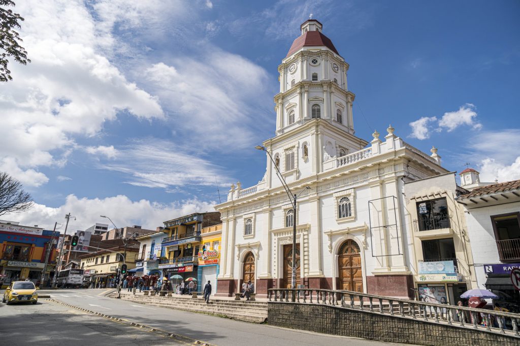 Capturaron a hombre que habría asesinado a su mamá en Caldas, Antioquia; policía fue herido