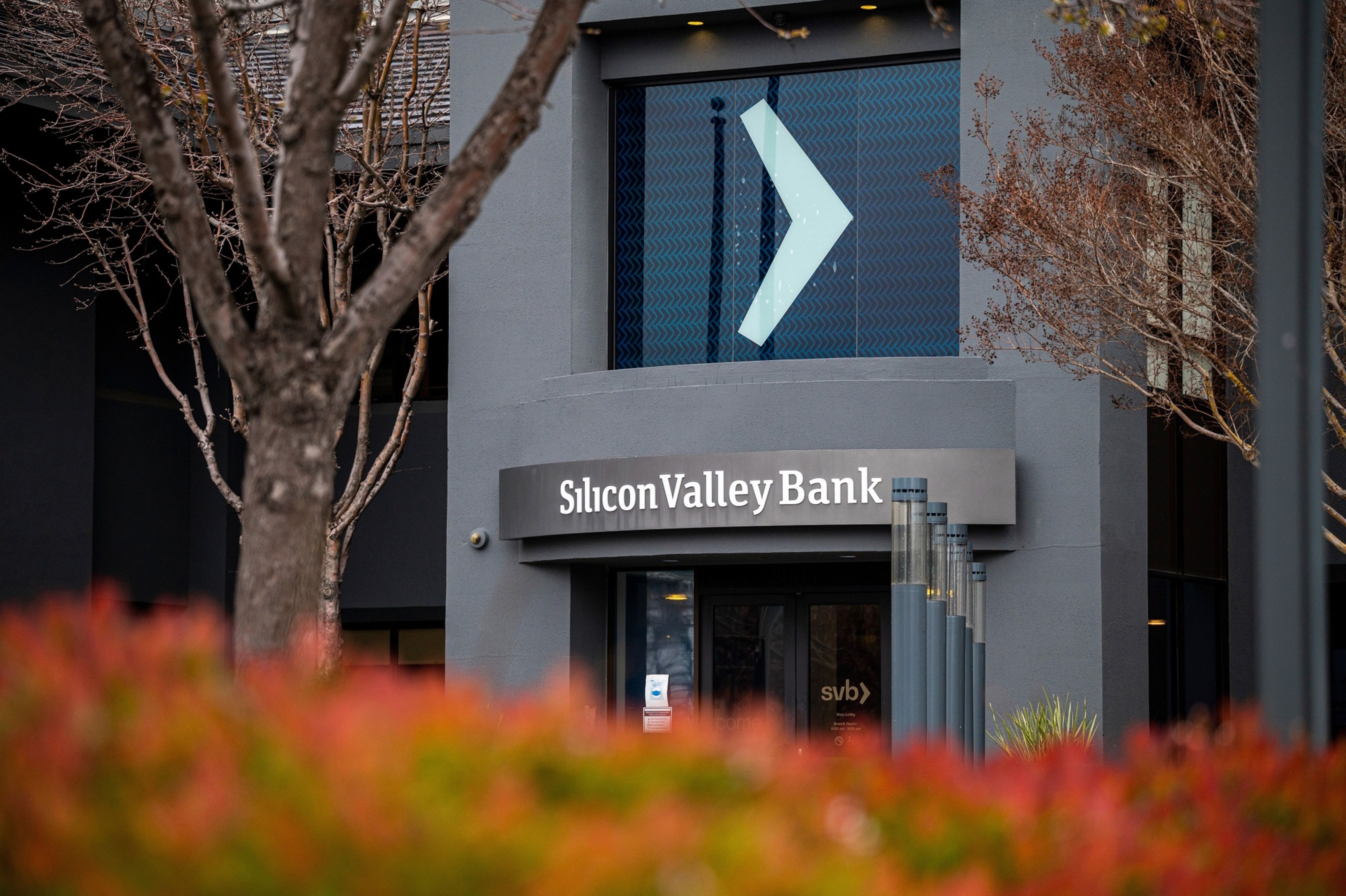 EE.UU. lanza un plan para proteger los depósitos de SVB y cierra otro banco