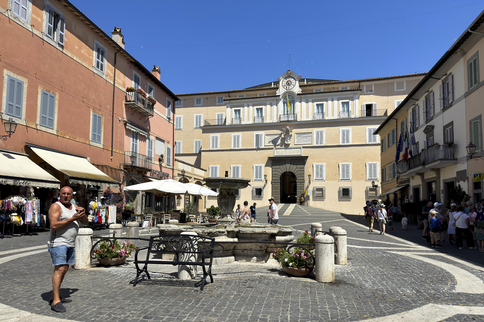 CASTEL GANDOLFO (ITALIA), 02/07/2025.-En las afueras de Roma, a orillas de un lago volcánico, se encuentra Castel Gandolfo, tradicional meta estival de los papas que ahora acoge con entusiasmo a León XIV, quien ha reanudado esta costumbre vacacional tras casi 13 años de ausencia de Francisco.-EFE/ Gonzalo Sánchez
