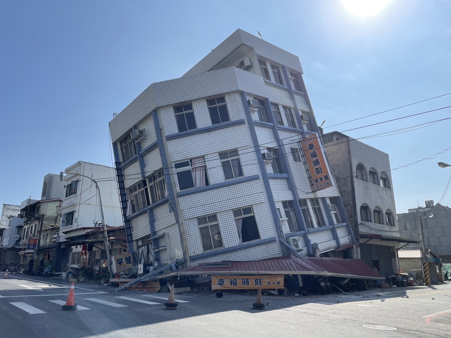 Hualien (Taiwan), 03/04/2024.- A photo released by The Central News Agency (CNA) shows a collapsed building following a magnitude 7.4 earthquake in Hualien, Taiwan, 03 April 2024. A magnitude 7.4 earthquake struck Taiwan on the morning of 03 April with an epicentre 18 kilometres south of Hualien City at a depth of 34.8 km, according to the United States Geological Survey (USGS). (Terremoto/sismo, Estados Unidos) EFE/EPA/THE CENTRAL NEWS AGENCY TAIWAN OUT / MANDATORY CREDIT EDITORIAL USE ONLY/NO SALES EDITORIAL USE ONLY/NO SALES